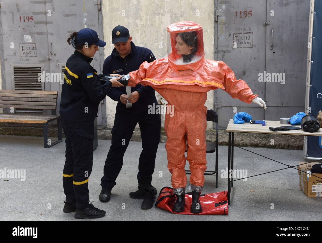 Lviv, Ukraine - 8. September 2022: Ausbildung für Zivilisten, was in einem nuklearen Notfall in der Ukraine zu tun ist. Stockfoto