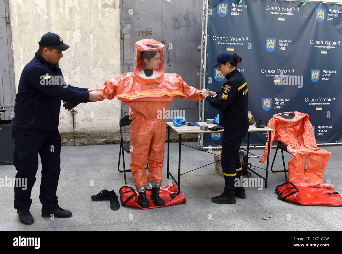 Lviv, Ukraine - 8. September 2022: Ausbildung für Zivilisten, was in einem nuklearen Notfall in der Ukraine zu tun ist. Stockfoto