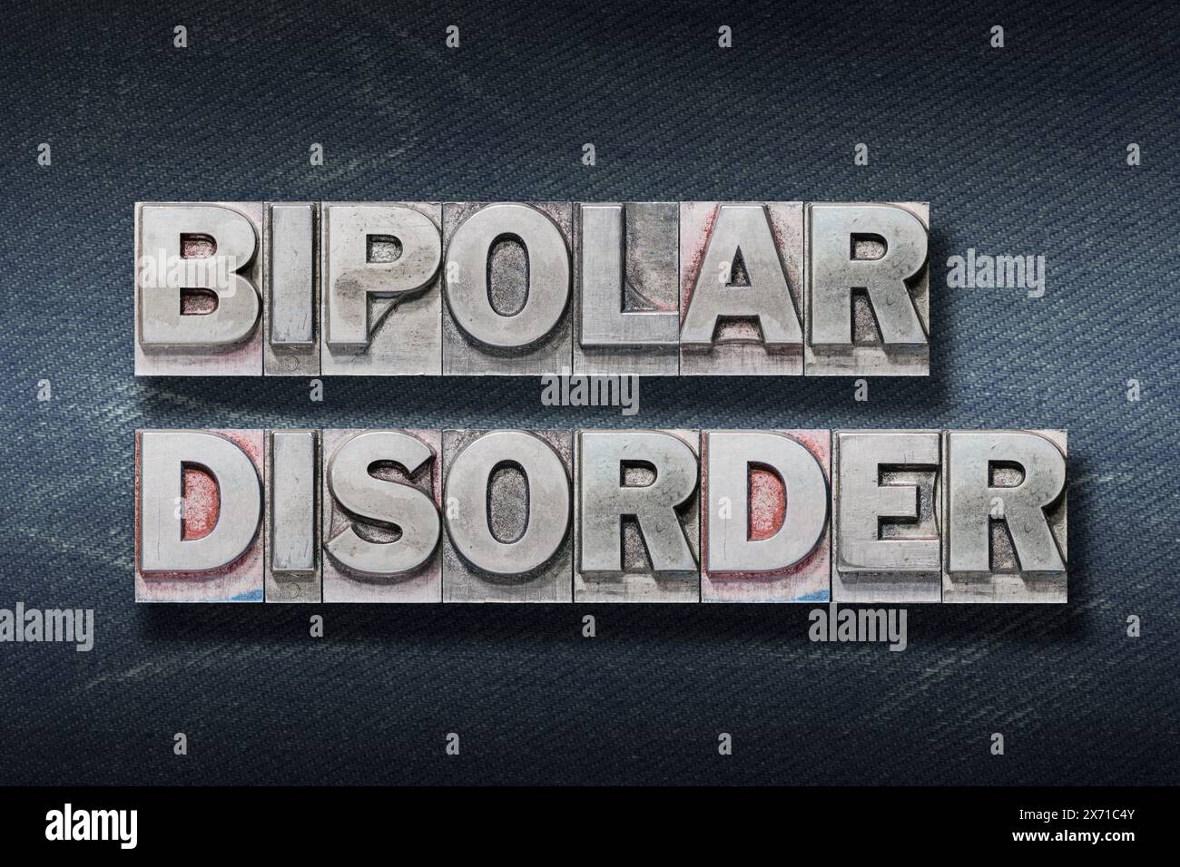 Bipolare Störung Phrase aus metallischem Buchdruck auf dunklem Jeanshintergrund Stockfoto