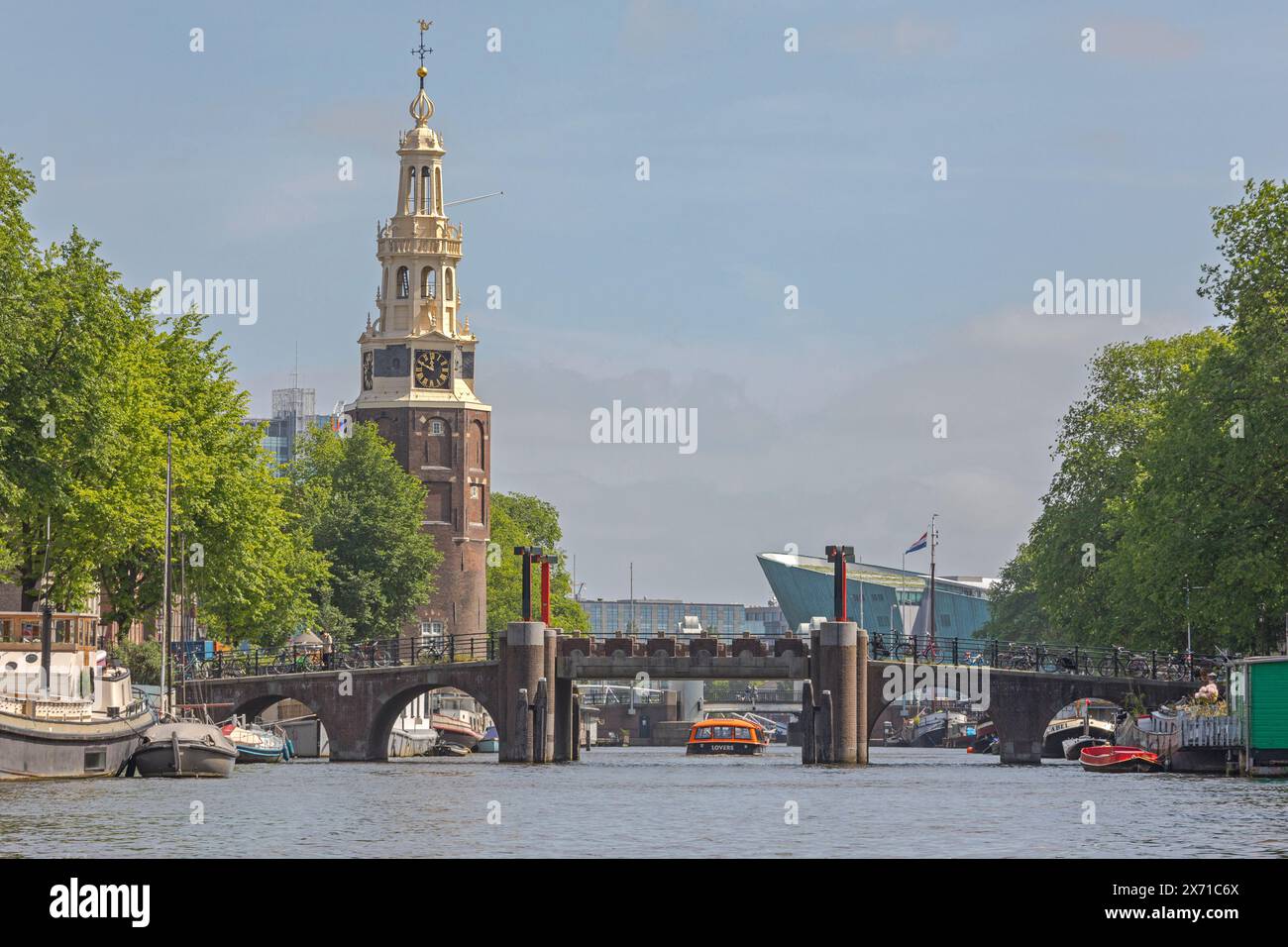 Amsterdam, Niederlande - 17. Mai 2018: Keizersburg-Brücke über den Oudeschans-Kanal und Montelbaanstoren historisches Wahrzeichen am sonnigen Frühlingstag. Stockfoto