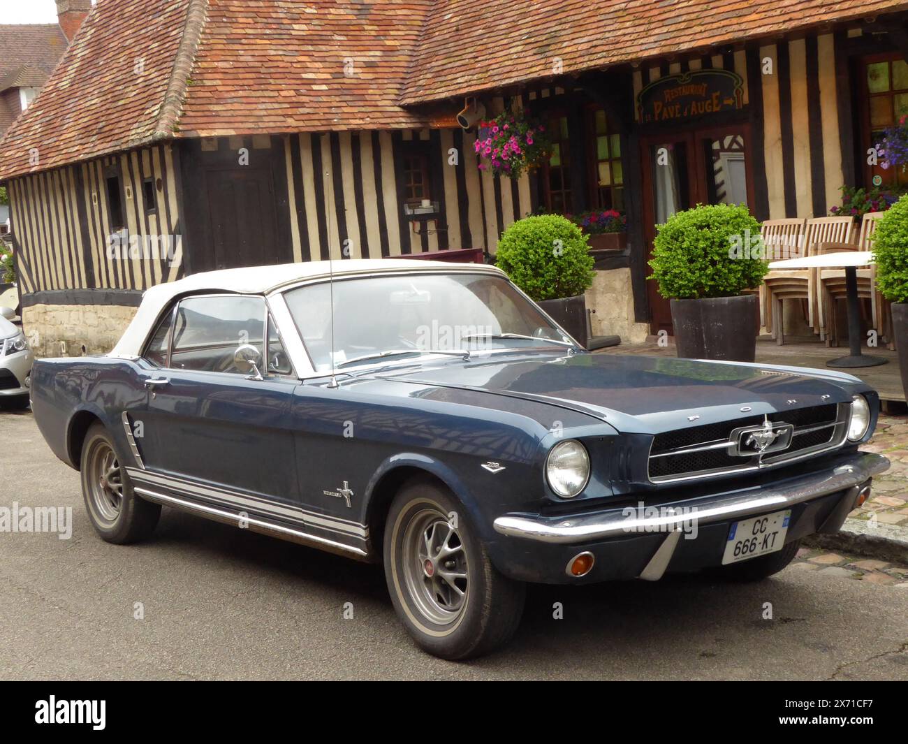 Historischer Ford Mustang in französischem Dorf Stockfoto