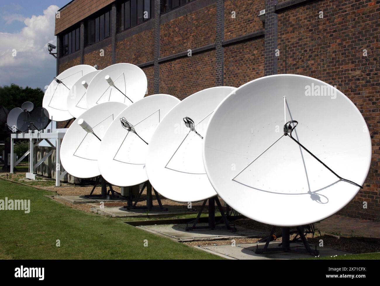 Kommunikationssatelliten außerhalb eines TV-Studios Stockfoto