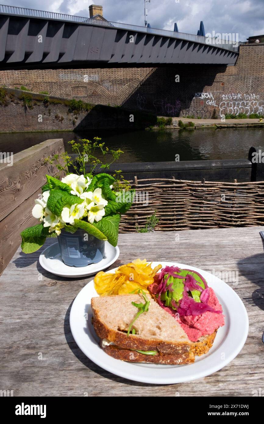 Sandwich Rote Bete Avocado Humus Mittagessen auf Tisch im Camley Street Natural Park Besucherzentrum Café im Frühjahr Kings Cross London N1 KATHY DEWITT Stockfoto