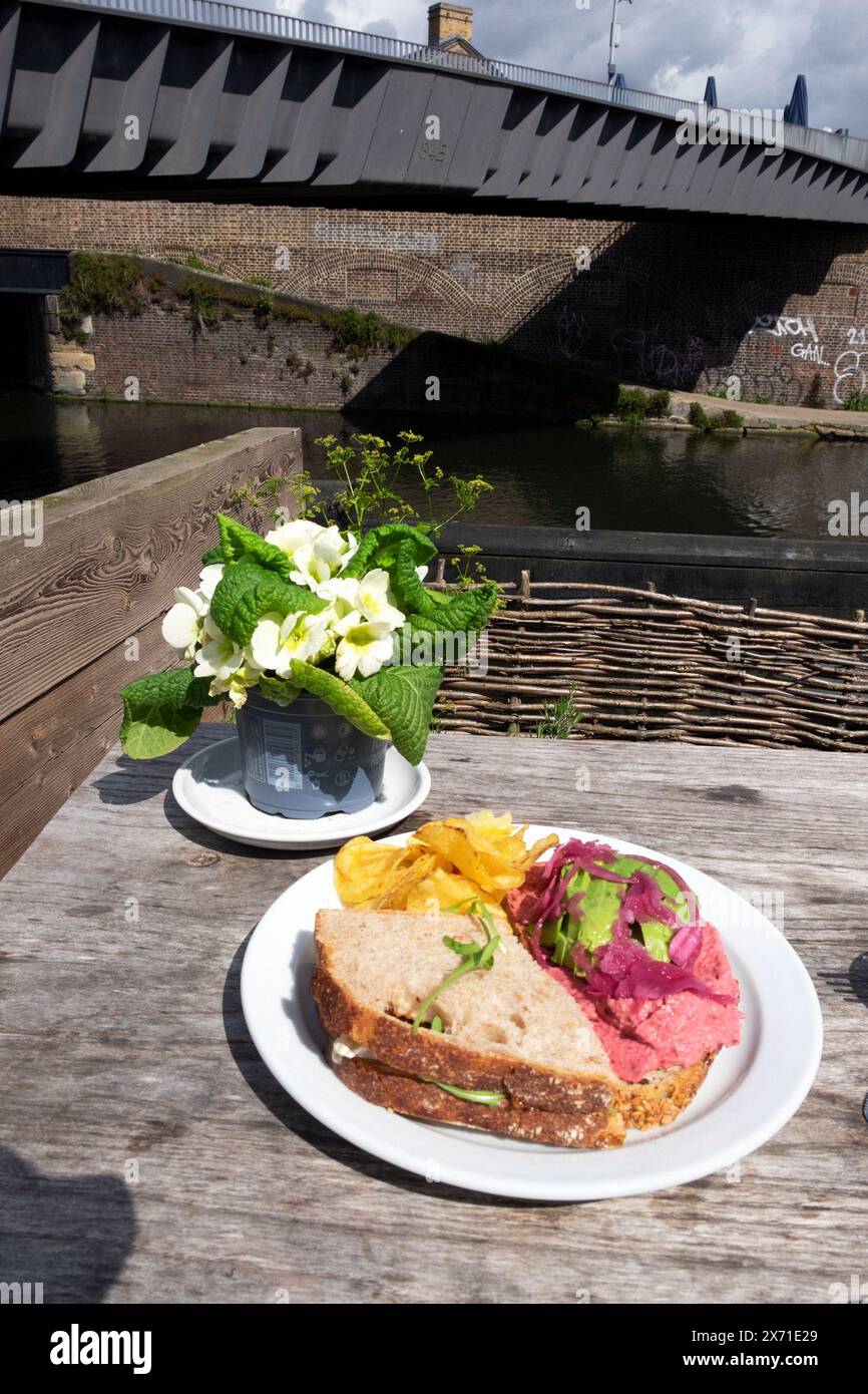 Sandwich Rote Bete Avocado Humus Mittagessen auf Tisch im Camley Street Natural Park Besucherzentrum Café im Frühjahr Kings Cross London N1 KATHY DEWITT Stockfoto