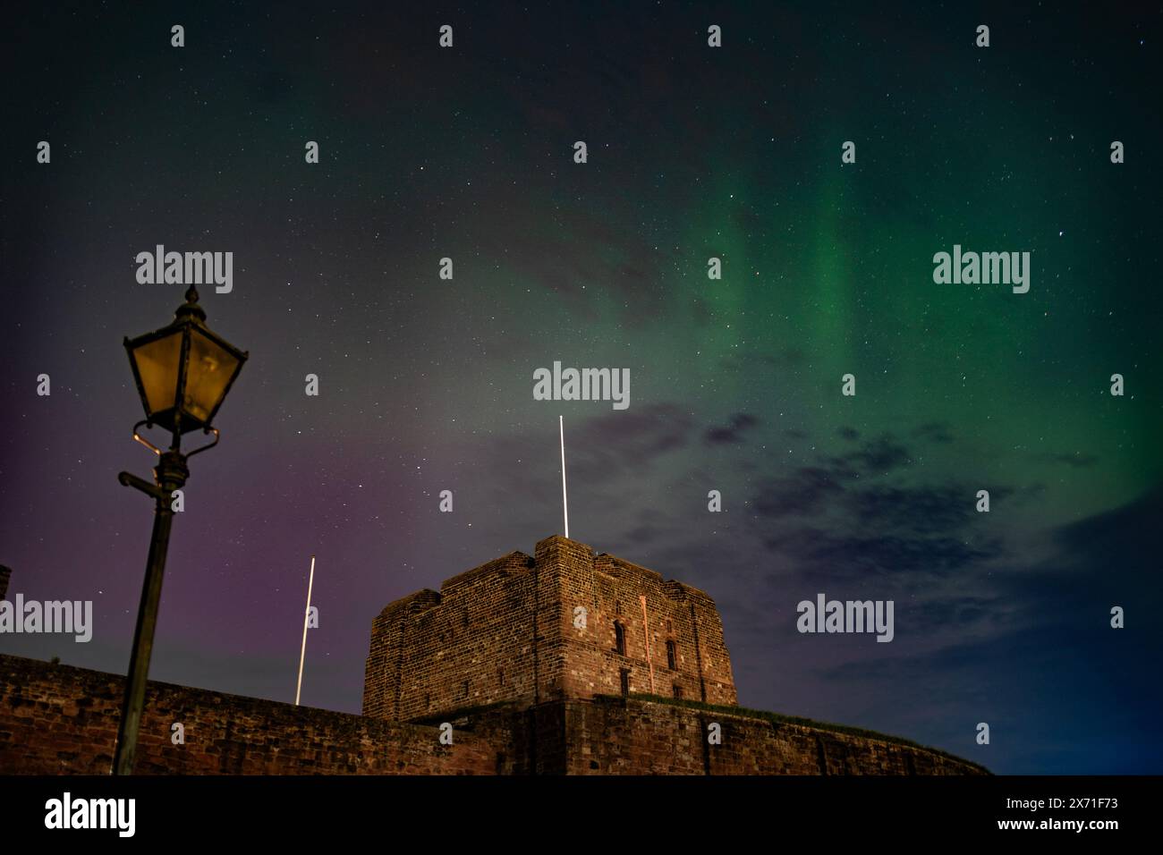 Aurora Borealis Nordlichter über Carlisle Castle, Cumbria. Stockfoto