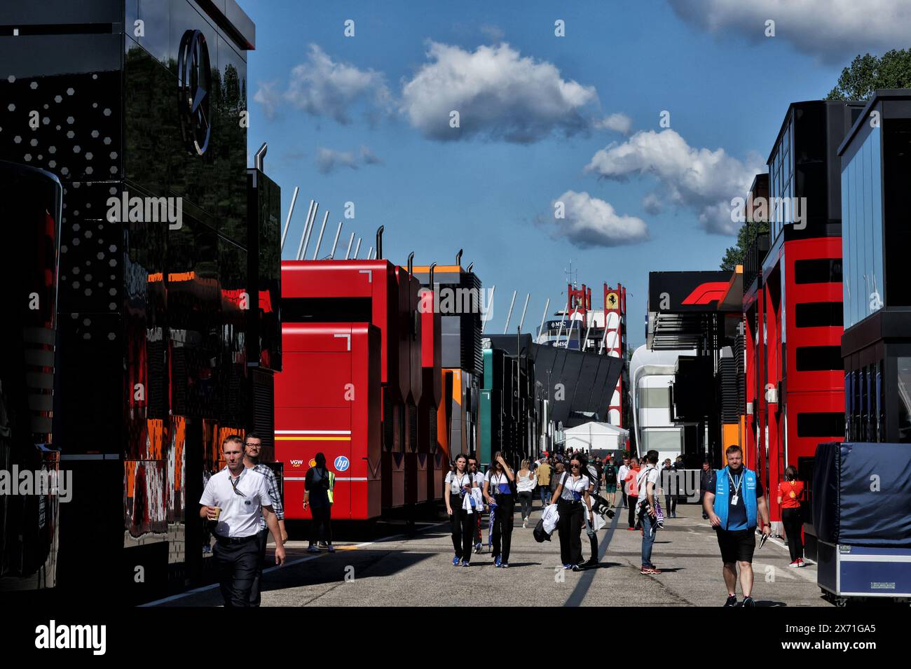Imola, Italien. Mai 2024. Fahrerlager-Atmosphäre. Formel-1-Weltmeisterschaft, Rd 7, Emilia Romagna Grand Prix, Freitag, 17. Mai 2024. Imola, Italien. Quelle: James Moy/Alamy Live News Stockfoto