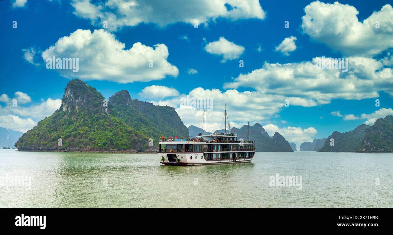 Wunderschöne Landschaft mit Blick auf die Bucht von Lan Ha von der Insel Cat Ba. Die Bucht von Lan Ha ist das UNESCO-Weltkulturerbe und ein wunderschönes Naturwunder im Norden Stockfoto