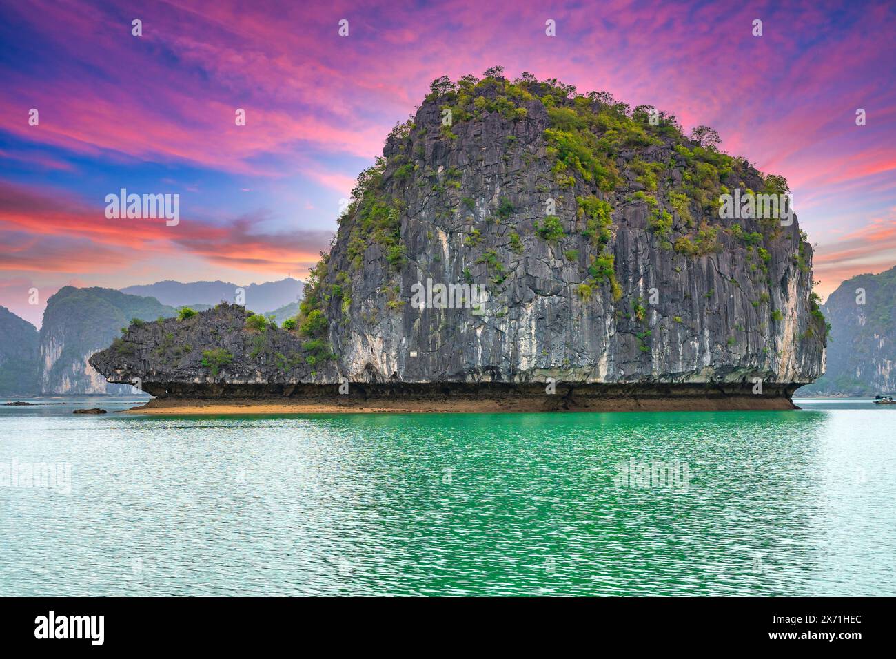 Wunderschöne Landschaft mit Blick auf die Bucht von Lan Ha von der Insel Cat Ba. Die Bucht von Lan Ha ist das UNESCO-Weltkulturerbe und ein wunderschönes Naturwunder im Norden Stockfoto