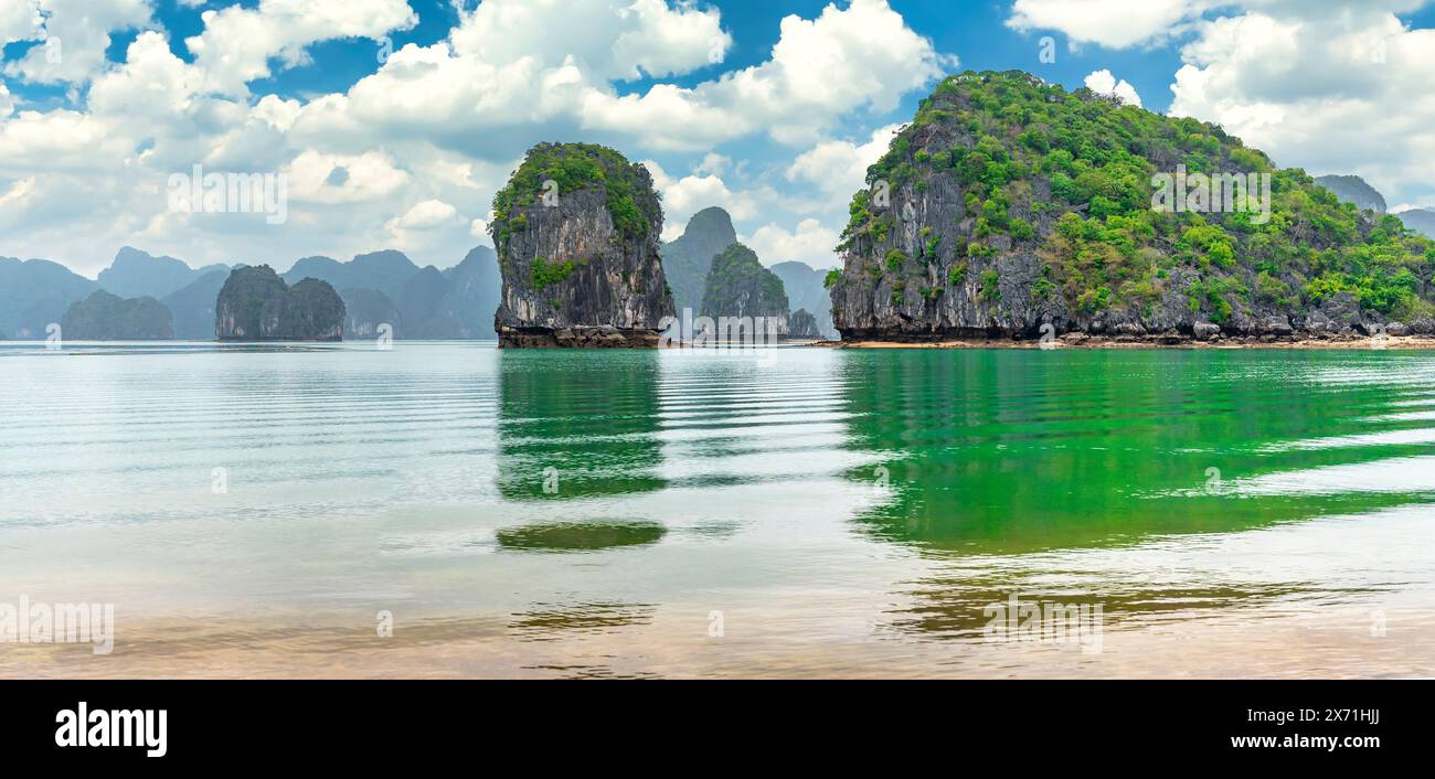 Wunderschöne Landschaft mit Blick auf die Bucht von Lan Ha von der Insel Cat Ba. Die Bucht von Lan Ha ist das UNESCO-Weltkulturerbe und ein wunderschönes Naturwunder im Norden Stockfoto