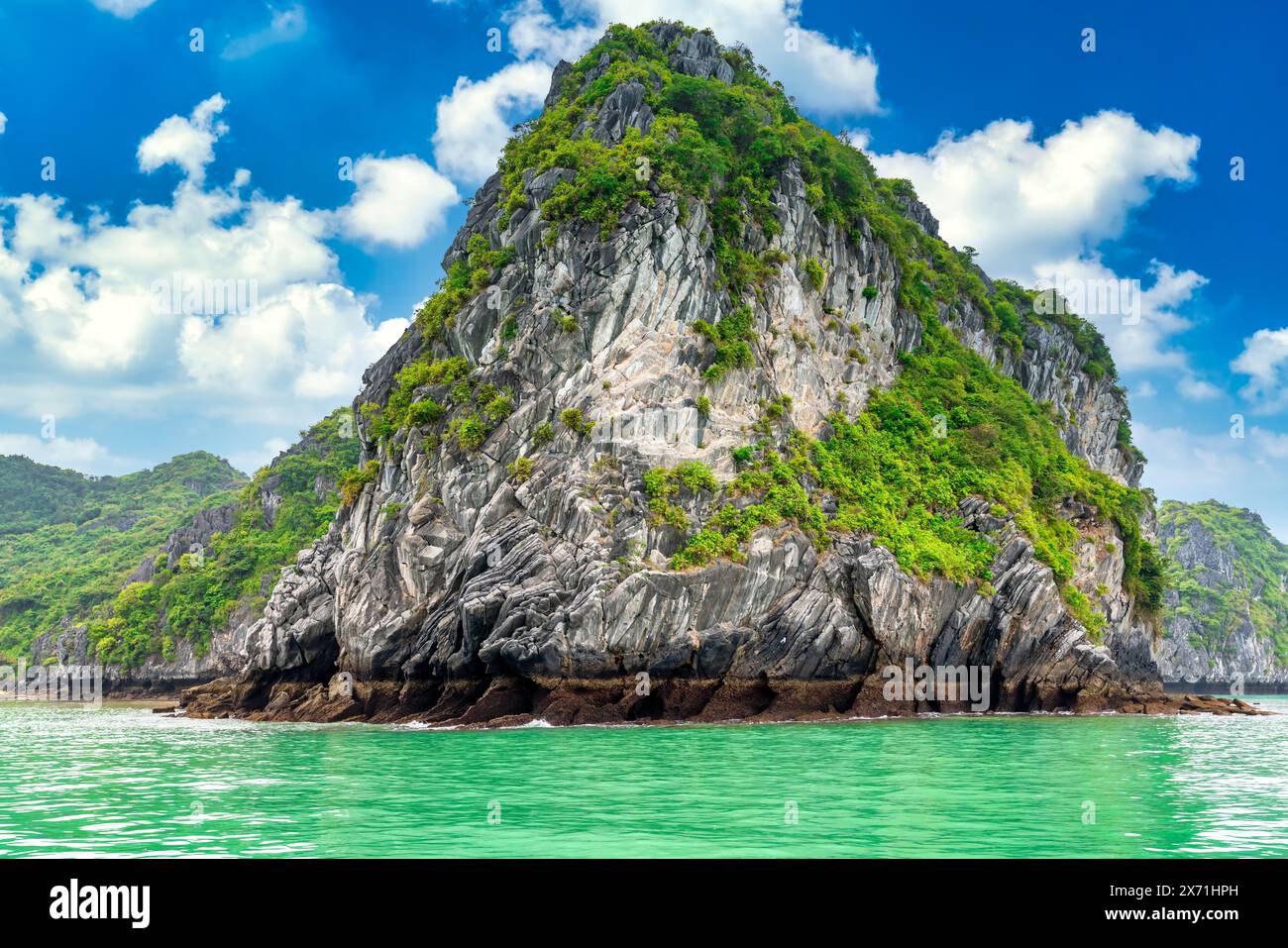 Wunderschöne Landschaft mit Blick auf die Bucht von Lan Ha von der Insel Cat Ba. Die Bucht von Lan Ha ist das UNESCO-Weltkulturerbe und ein wunderschönes Naturwunder im Norden Stockfoto