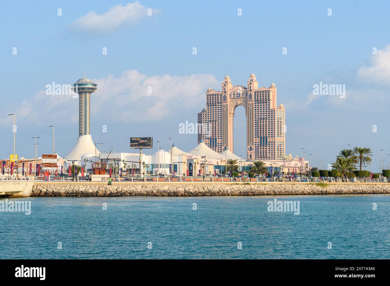 Abu Dhabi, VAE - 4. Januar 2024: Ein ruhiger Nachmittagsblick auf Abu Dhabis Corniche mit moderner Skyline und gemütlicher Promenade. Stockfoto