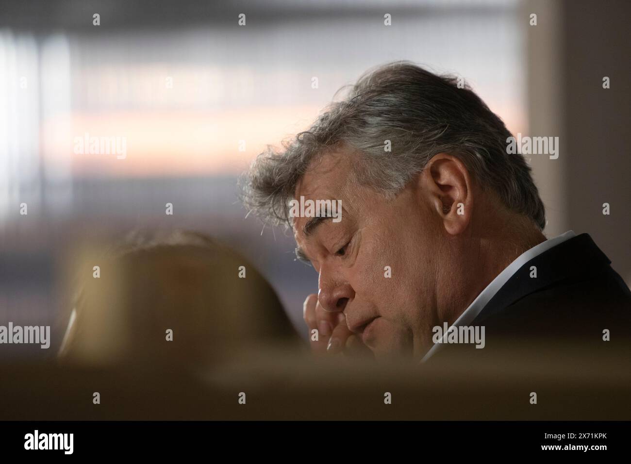 Wien, Österreich. Mai 2024. ÖSTERREICH; WIEN; 20240517; Grüner Bundessprecher und Vizekanzler Werner Kogler während einer Pressekonferenz und Wahlplakatpräsentation zur bevorstehenden EU-Wahl am 17. Mai 2024 in Wien. /// ÖSTERRREICH; WIEN; 20240517; Grüner Bundesprecher und Vizekanzler Werner Kogler während einer Pressekonferenz und Wahlplakate Prässentation zu der kommenden EU Wahl am 17. Mai 2024 in Wien. - 20240517 PD4071 Credit: APA-PictureDesk/Alamy Live News Stockfoto