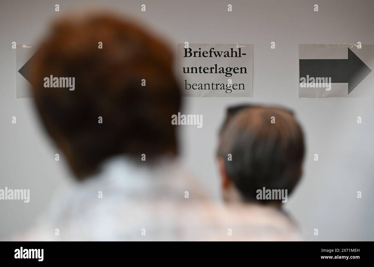 Mainz, Deutschland. Mai 2024. Zwei Frauen warten im Postwahlamt der Stadt Mainz vor der Ausgabestelle für Wahldokumente. Am 9. Juni 2024 werden die Bürger in Rheinland-Pfalz zur Wahl bei Kommunal- und Europawahlen aufgerufen. Vermerk: Arne Dedert/dpa/Alamy Live News Stockfoto