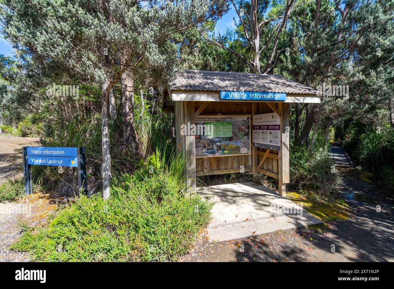 Holzunterkunft mit Informationsdisplay und Wegbeschilderung, Picknickbereich Waratah Lookout, Hartz Mountains Nationalpark, Tasmanien Stockfoto