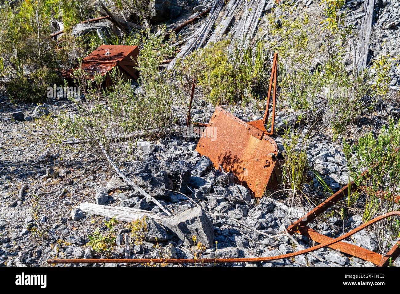 Verlassene rostfreie Bergbauausrüstung auf dem Wanderweg Mystery Creek im Süden Tasmaniens Stockfoto