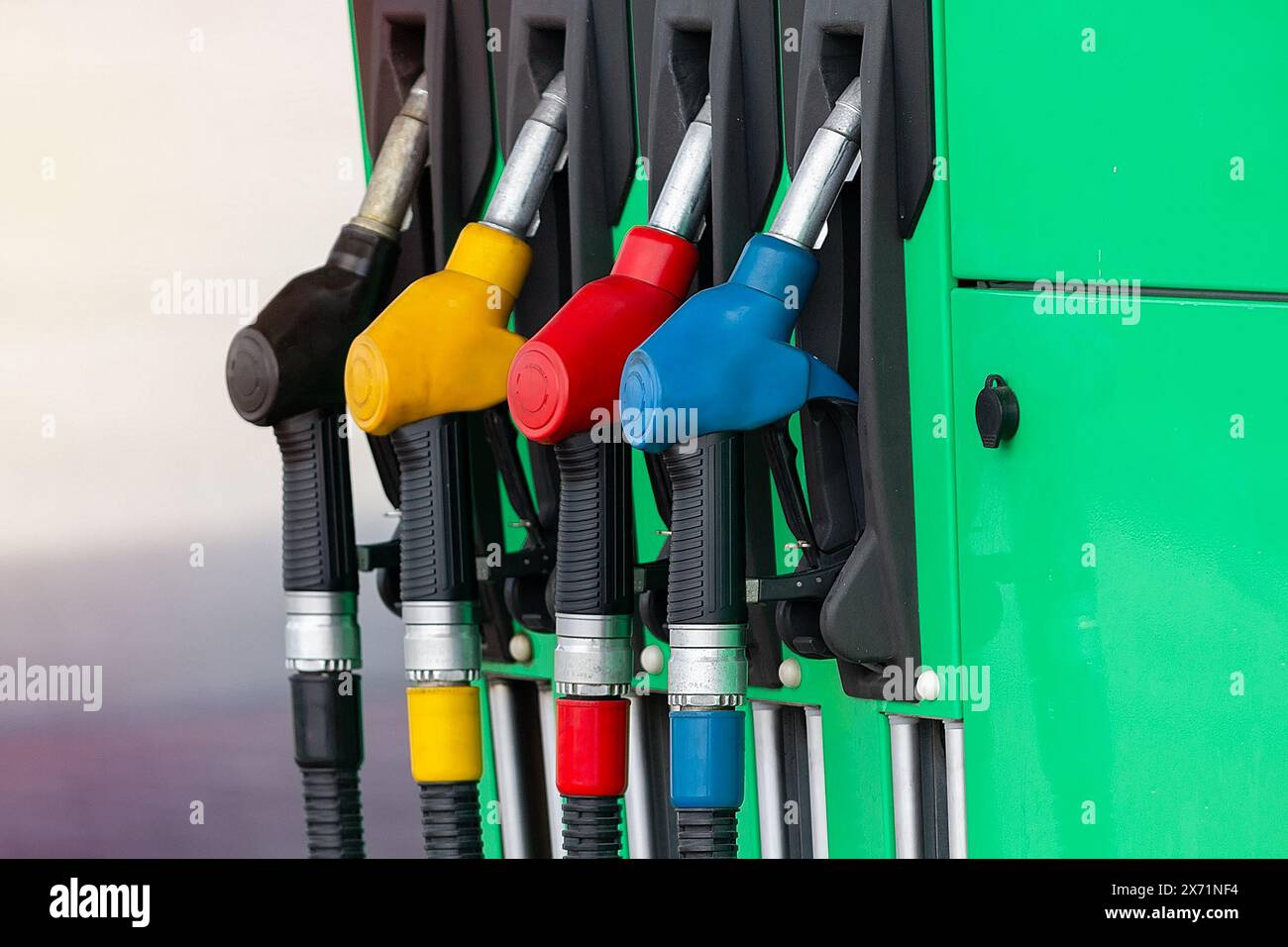 Tankstelle mit farbigen Pistolen und Kraftstoffschläuchen. Benzin, Diesel, Öko-Wasserstoff-Tanksäule. Nahaufnahme Stockfoto