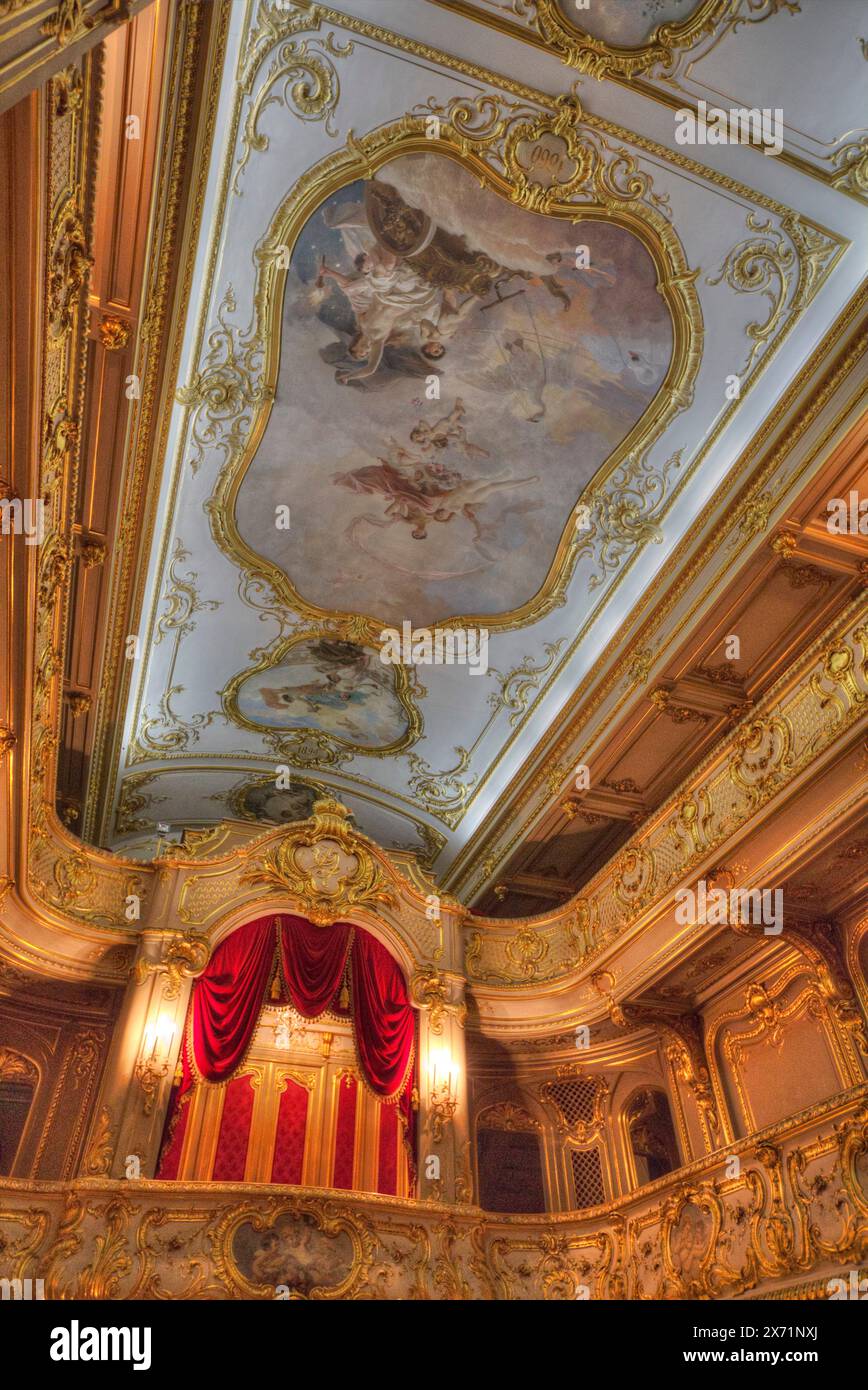 Theater mit Deckenfresken, Yusupow-Palast auf der Moika, St. Petersburg, Russland Stockfoto