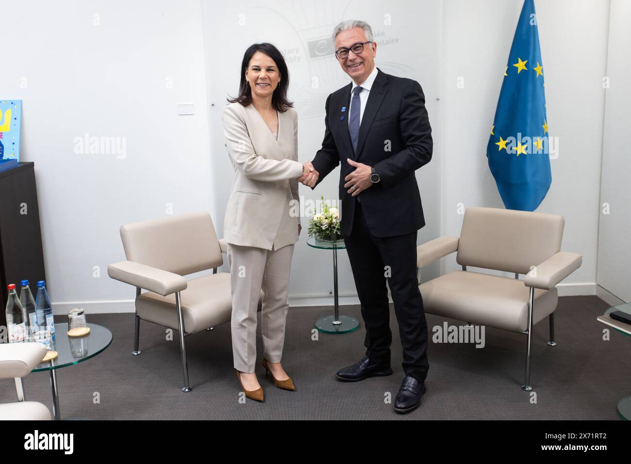 17. Mai 2024, Frankreich, Straßburg: Annalena Baerbock (Bündnis 90/die Grünen), Außenministerin der Bundesrepublik Deutschland, und Theodoros Rousopoulos, Präsident der Parlamentarischen Versammlung des Europarates, stehen im Gebäude des Europarates. Das Außenministerkomitee der 46 Mitgliedstaaten ist das oberste Entscheidungsgremium des Europarates. Sie tritt derzeit einmal jährlich auf Ministerebene zusammen. Foto: Philipp von Ditfurth/dpa Stockfoto