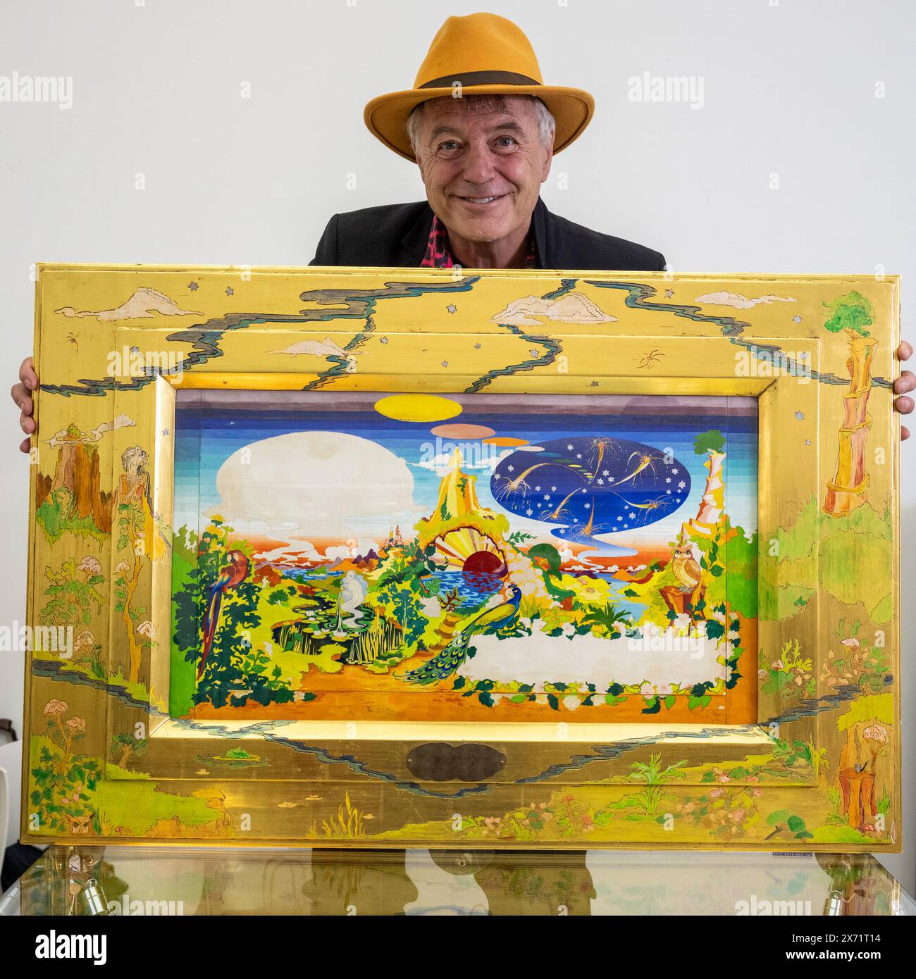 London, Großbritannien. 17. Mai 2024. Händler Simon Finch präsentiert das Original-Kunstwerk für Sergeant Pepper’s Lonely Hearts Club Band, 1967, im Auftrag der Beatles, signiert von Ringo Starr als Billy Shears, zum Verkauf von Voewood Rare Books für £ 110.000 2024, auf der ersten Londoner Buchmesse in der Saatchi Gallery. Bis zum 19. Mai präsentieren über 100 internationale Händler eine seltene Auswahl an Büchern, Manuskripten und Druckgrafiken unter dem Motto „The Art of the Book“. Quelle: Stephen Chung / Alamy Live News Stockfoto