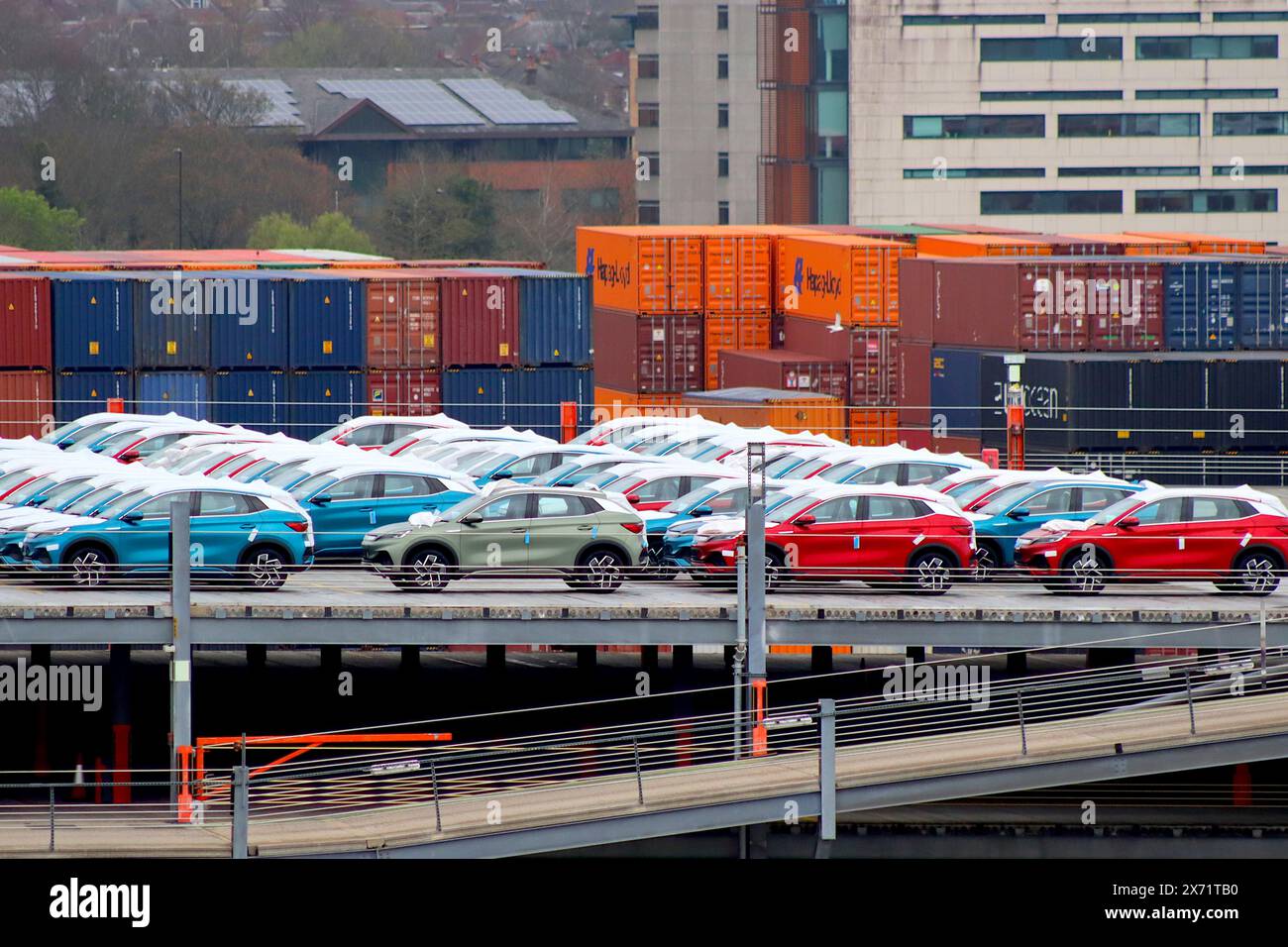 Über 150 elektrische BYD Atto 3-SUVs aus China parkten in einem Fahrzeuglagerbereich und warten auf die Verarbeitung für den Vertrieb in Großbritannien und die Lieferung per Autotransporter. Stockfoto