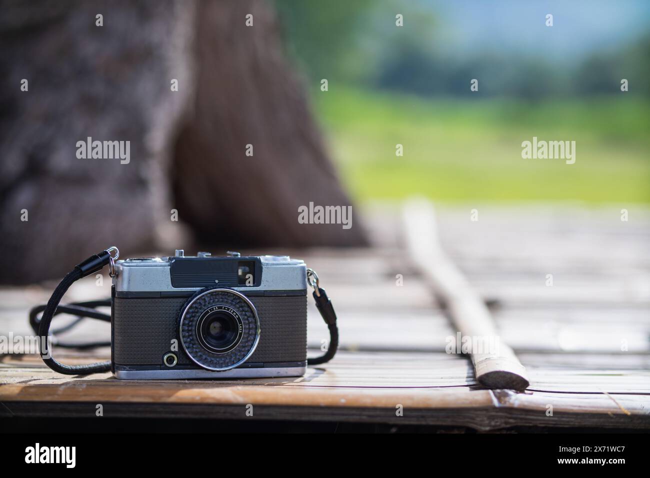 Filmkameras im Vintage-Stil sind heute wieder im Einsatz, weil Filmkameras klassisch sind und eine schöne Form haben, die dem Bild einen einzigartigen Ton verleiht Stockfoto
