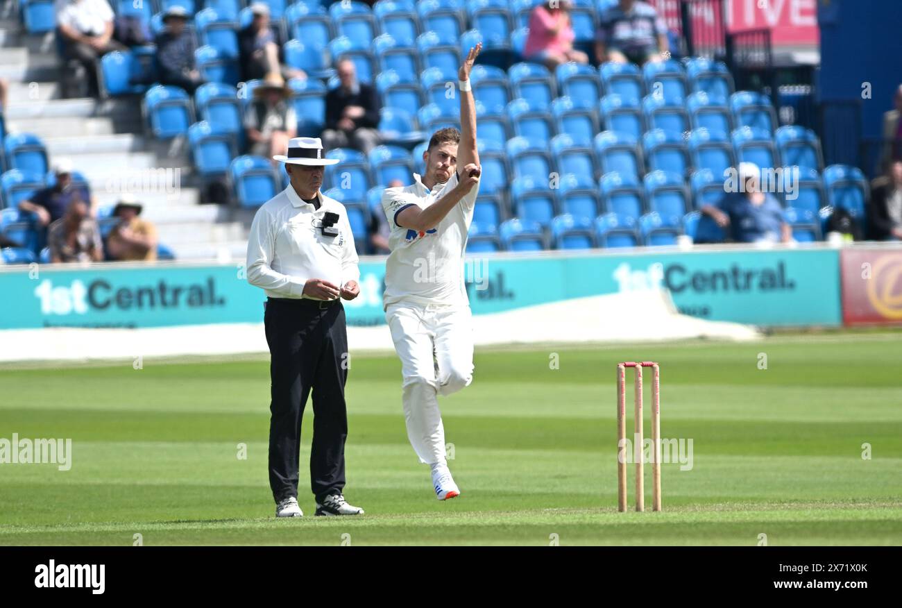 Hove UK 17. Mai 2024 - Ben Coad Bowling für Yorkshire während des ersten Tages des Cricketspiels zwischen Sussex und Yorkshire auf dem 1. Central County Ground in Hove: Credit Simon Dack /TPI/ Alamy Live News Stockfoto