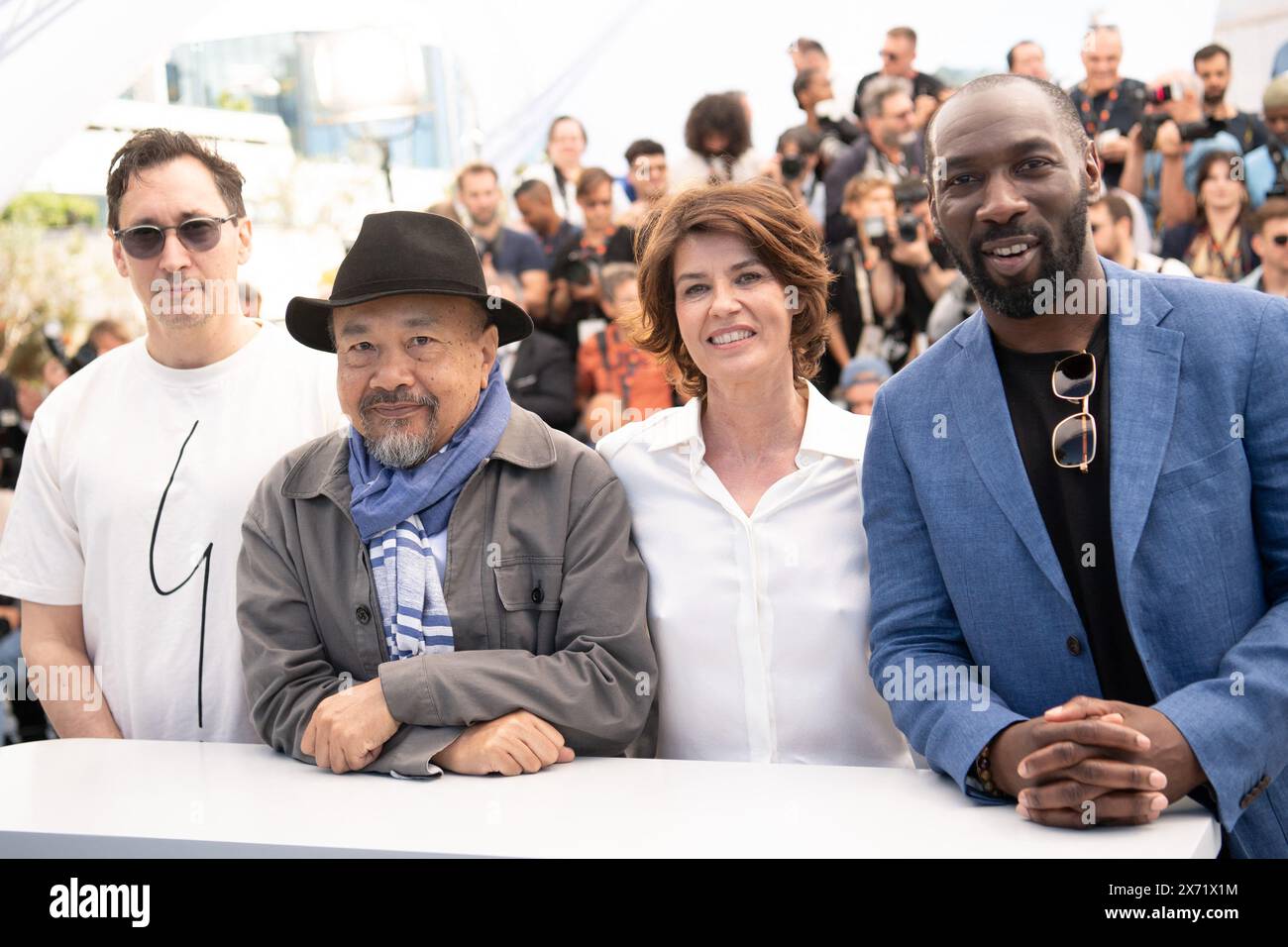 Cannes, Frankreich. Mai 2024. Gregoire Colin, Rithy Panh, Irene Jacob und Cyril Guei nahmen am Rendez-Vous avec Pol Pot (Treffen mit Pol Pot) Photocall im Rahmen des 77. Internationalen Filmfestivals in Cannes am 17. Mai 2024 Teil. Foto: Aurore Marechal/ABACAPRESS. COM Credit: Abaca Press/Alamy Live News Stockfoto