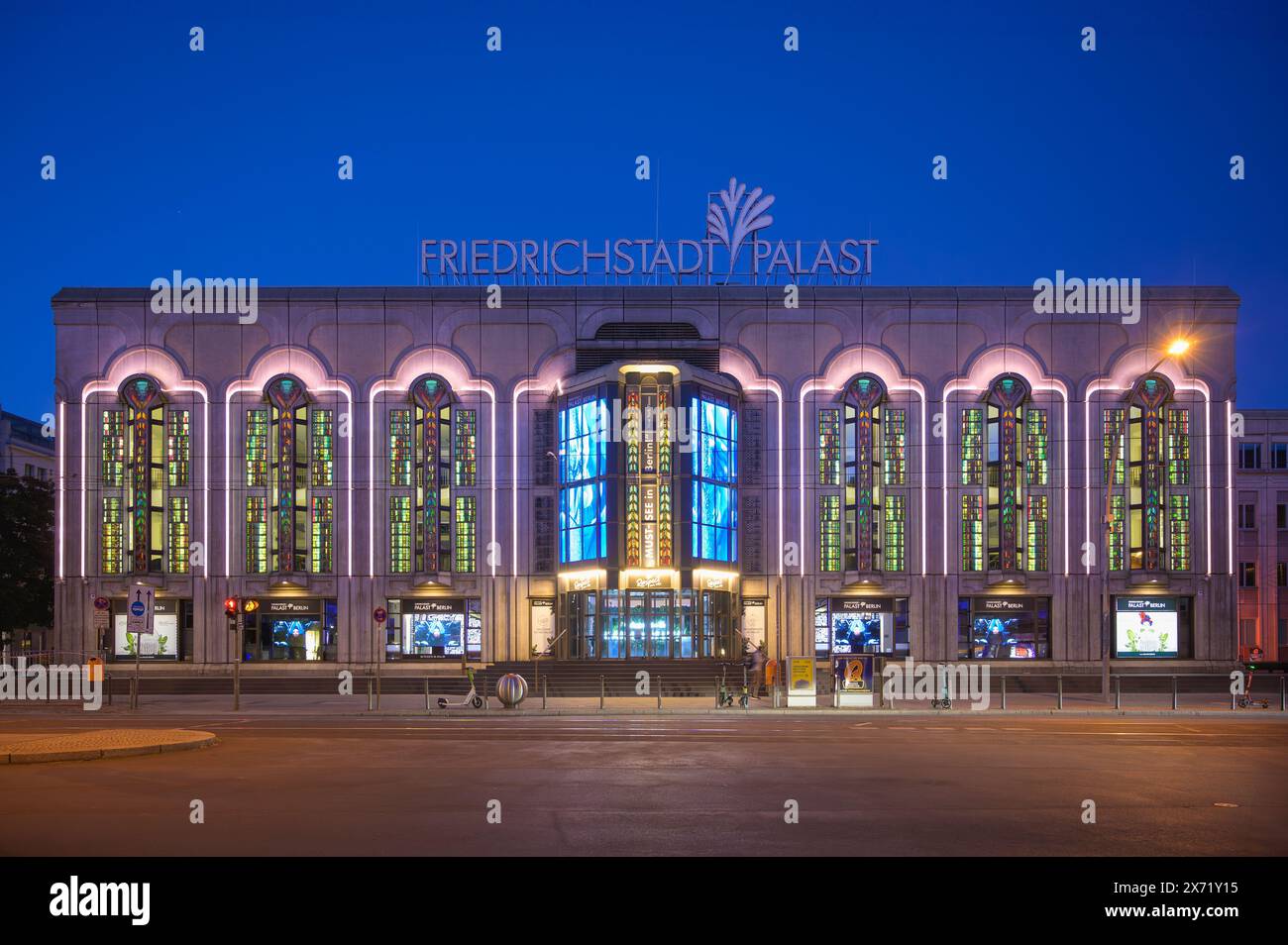 Berlin, Deutschland - 12. Mai 2024: Abendlicher Blick auf den Friedrichstadtpalast, ein berühmtes Theater der darstellenden Künste in Berlin Stockfoto
