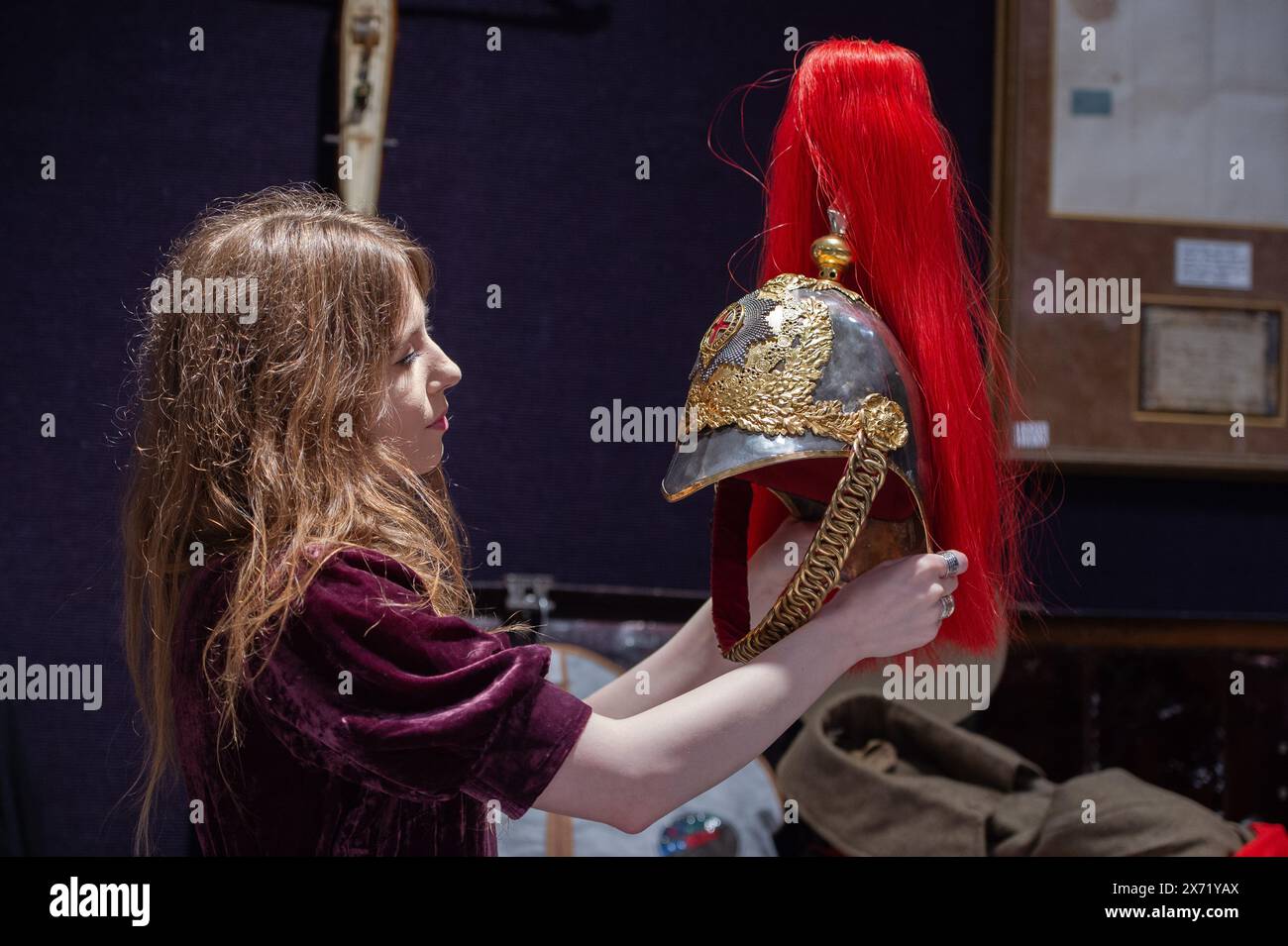 London, England, Großbritannien. Mai 2024. Bonhams Mitarbeiter hält einen Offiziershelm 1871 Pattern Royal Horse Guard's Helm, Post 1902, geschätzt auf Â 1.000 - Â 1.500 £, während einer Vorschau zum Verkauf von Antique Arms and Armour in Bonhams Knightsbridge. (Kreditbild: © Thomas Krych/ZUMA Press Wire) NUR REDAKTIONELLE VERWENDUNG! Nicht für kommerzielle ZWECKE! Stockfoto