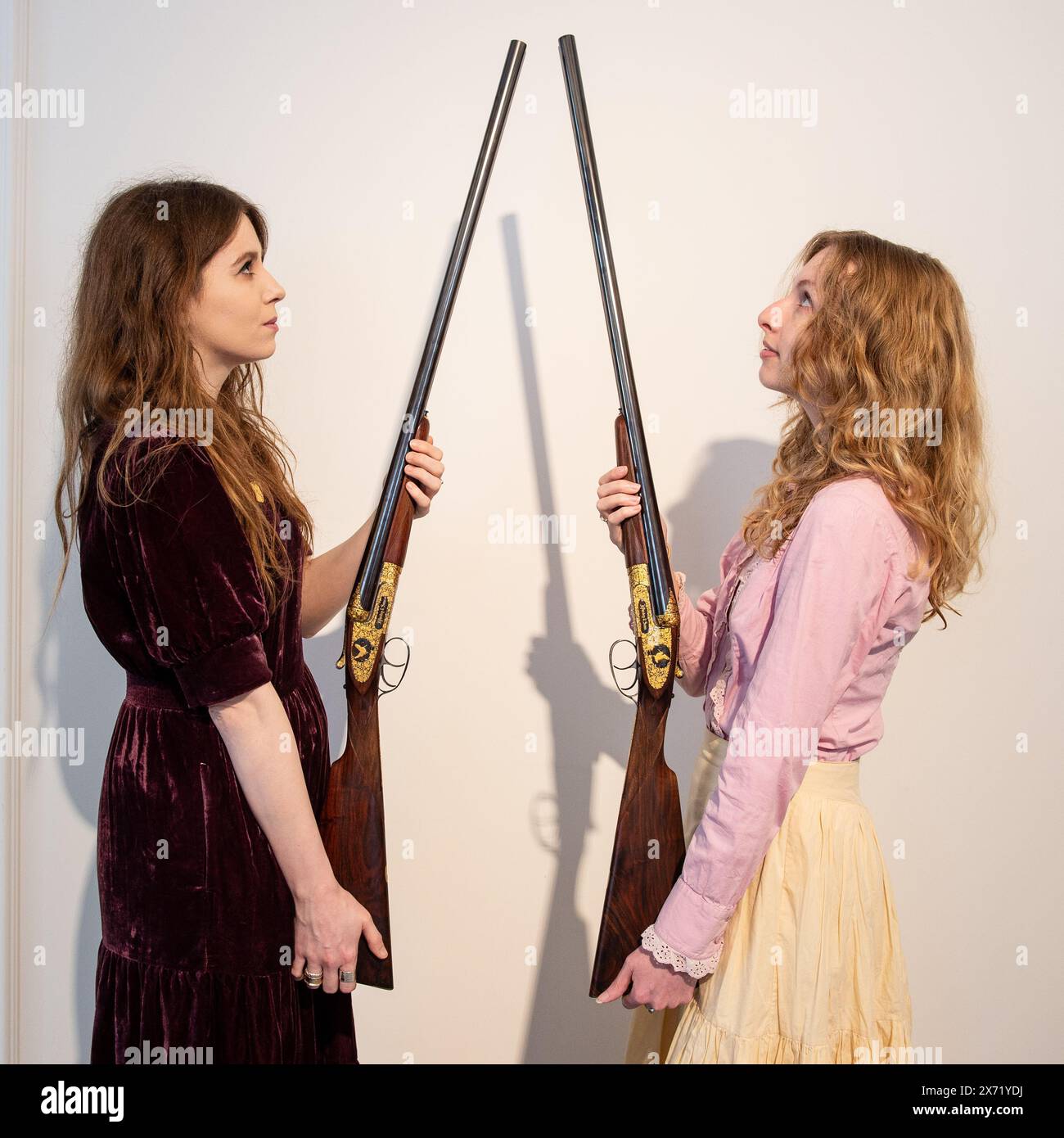 London, England, Großbritannien. Mai 2024. Die Mitarbeiter von Bonhams halten ein sehr schönes Paar von K. C. Hunt gravierten und goldverzierten 12-Loch-selbstöffnenden Seitenschuhpistolen von James Purdey and Sons, während einer Vorschau auf den Verkauf von Antique Arms and Armour in Bonhams Knightsbridge. (Kreditbild: © Thomas Krych/ZUMA Press Wire) NUR REDAKTIONELLE VERWENDUNG! Nicht für kommerzielle ZWECKE! Stockfoto