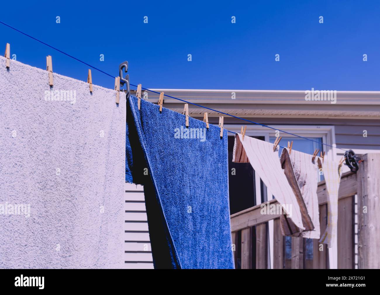 Handtücher trocknen an einem sonnigen Tag an der Kleidung oder Wäscheleine Stockfoto