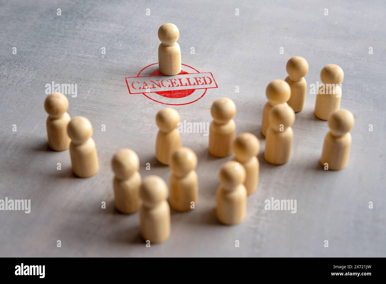 Holzpuppen und Text GESTRICHEN. Kulturkonzept abbrechen. Stockfoto