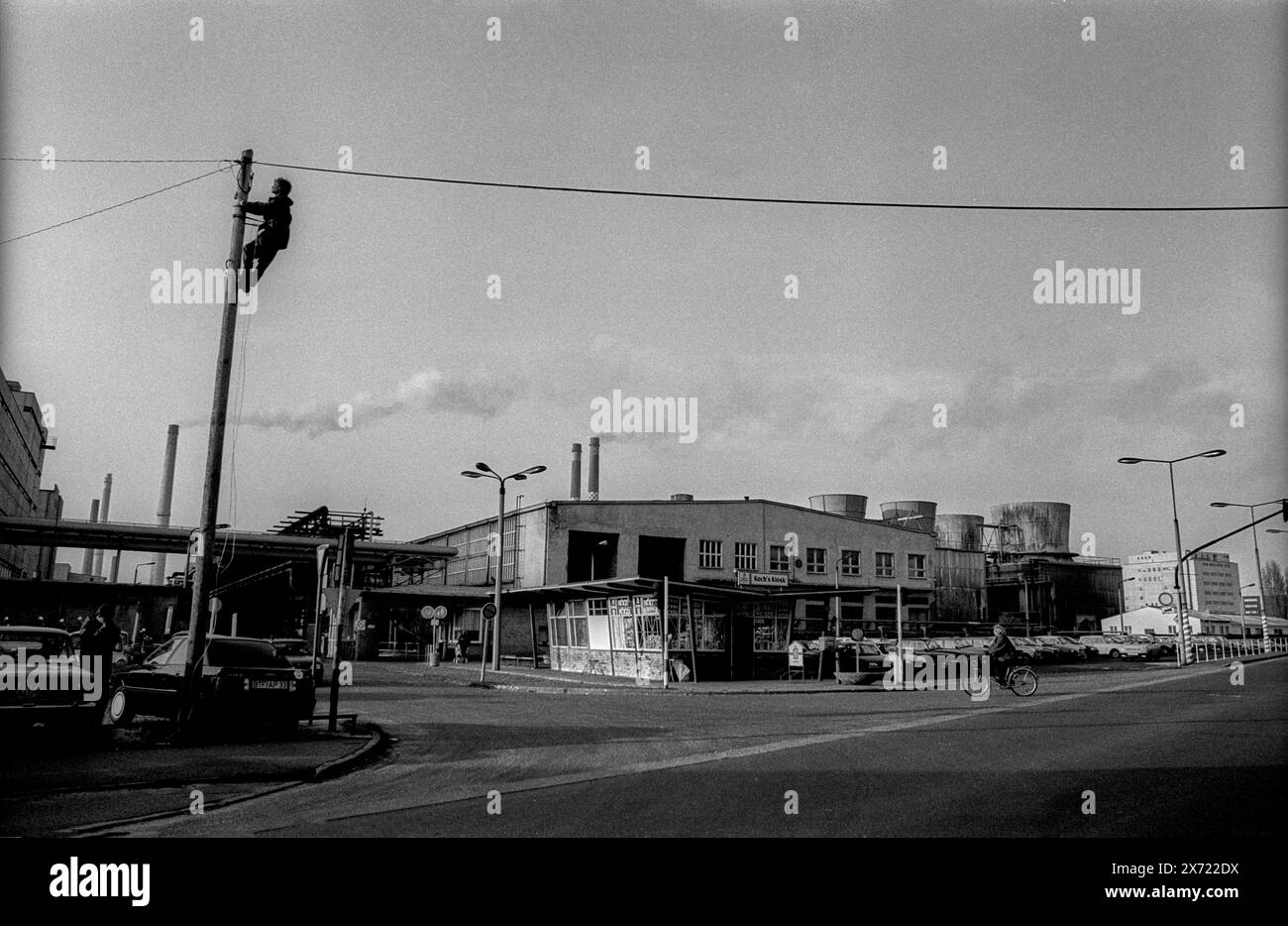 ORWO Deutschland, Wolfen, 31.03.1992, ORWO, Fotochemisches Kombinat Wolfen, Werkseingang, Arbeiter auf Strommast, Kochs Kiosk, Â *** ORWO Deutschland, Wolfen, 31 03 1992, ORWO, Fotochemisches Kombinat Wolfen, Eingang der Anlage, Arbeiter auf Strommasten, Kochs Kiosk, Â Stockfoto