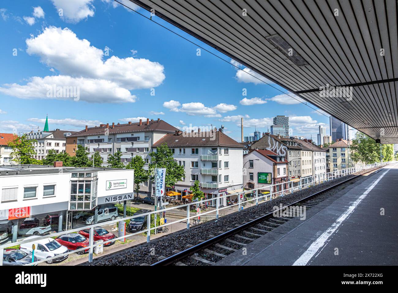 Frankfurt, Deutschland - 8. Mai 2024: Leute warten am Bahnhof Frankfurt West mit Blick auf die Skyline für die nächste Straßenbahnlinie am Bahnhof Stockfoto