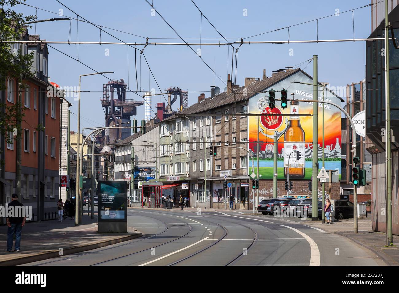 Duisburg, Ruhrgebiet, Nordrhein-Westfalen, Deutschland - Stadtblick mit ThyssenKrupp Steel Huettenwerk, Friedrich-Ebert-Straße in Meiderich-Beeck, Thysse Stockfoto