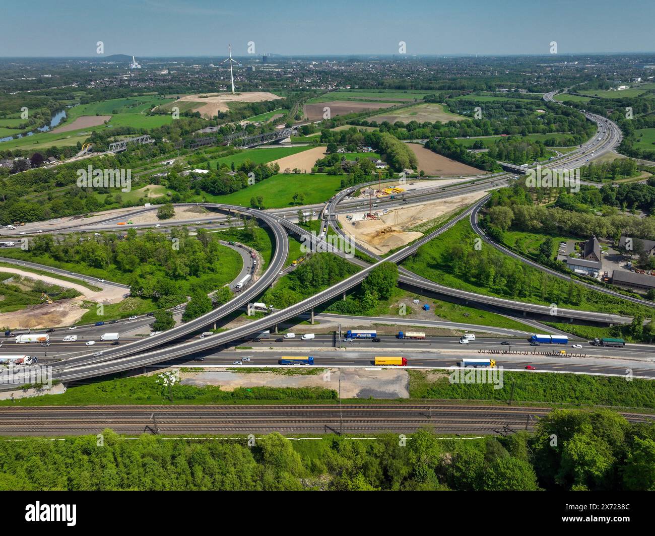 Duisburg, Nordrhein-Westfalen, Deutschland - Autobahnkreuz Kaiserberg. Die geschäftige Gegend mit den Autobahnen A40 und A3 wurde renoviert und erweitert Stockfoto