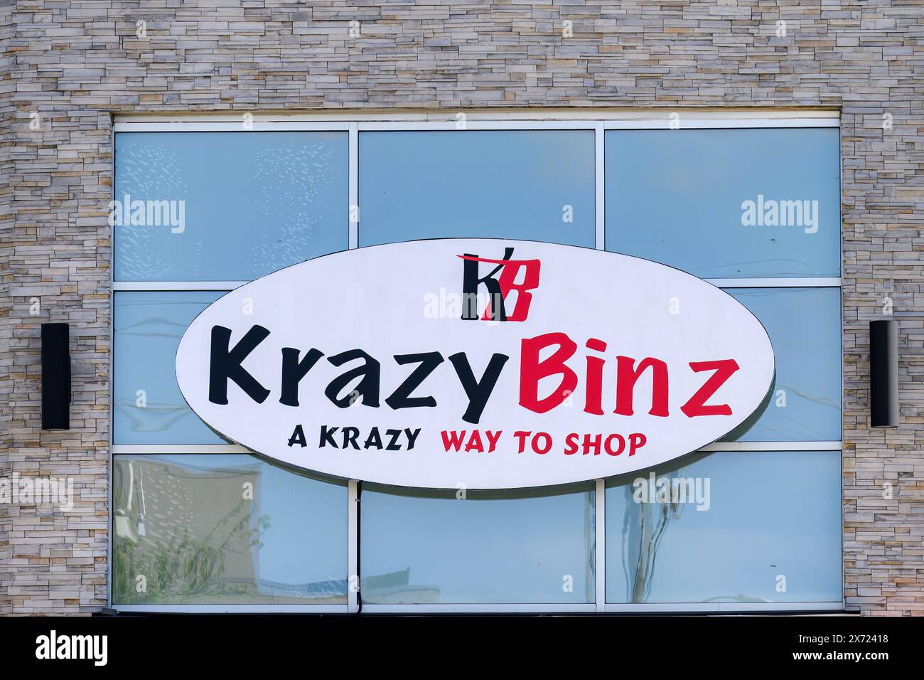 Nahaufnahme des Eingangsschildes eines Krazy Binz-Ladens. Stockfoto