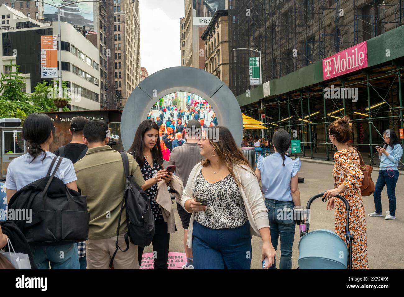 Besucher des Flatiron Plaza in New York begrüßen Dublin, Irland, über das „The Portal“ an seinem Debüt am Mittwoch, den 8. Mai 2024. Die beiden Skulpturen befinden sich in Flatiron Plaza und in der O’Connell Street in Dublin. Die Kunstinstallation wurde vom litauischen Künstler Benediktas Gylys geschaffen und wird 24/7 bis Herbst 2024 ausgestellt. (© Richard B. Levine) Stockfoto