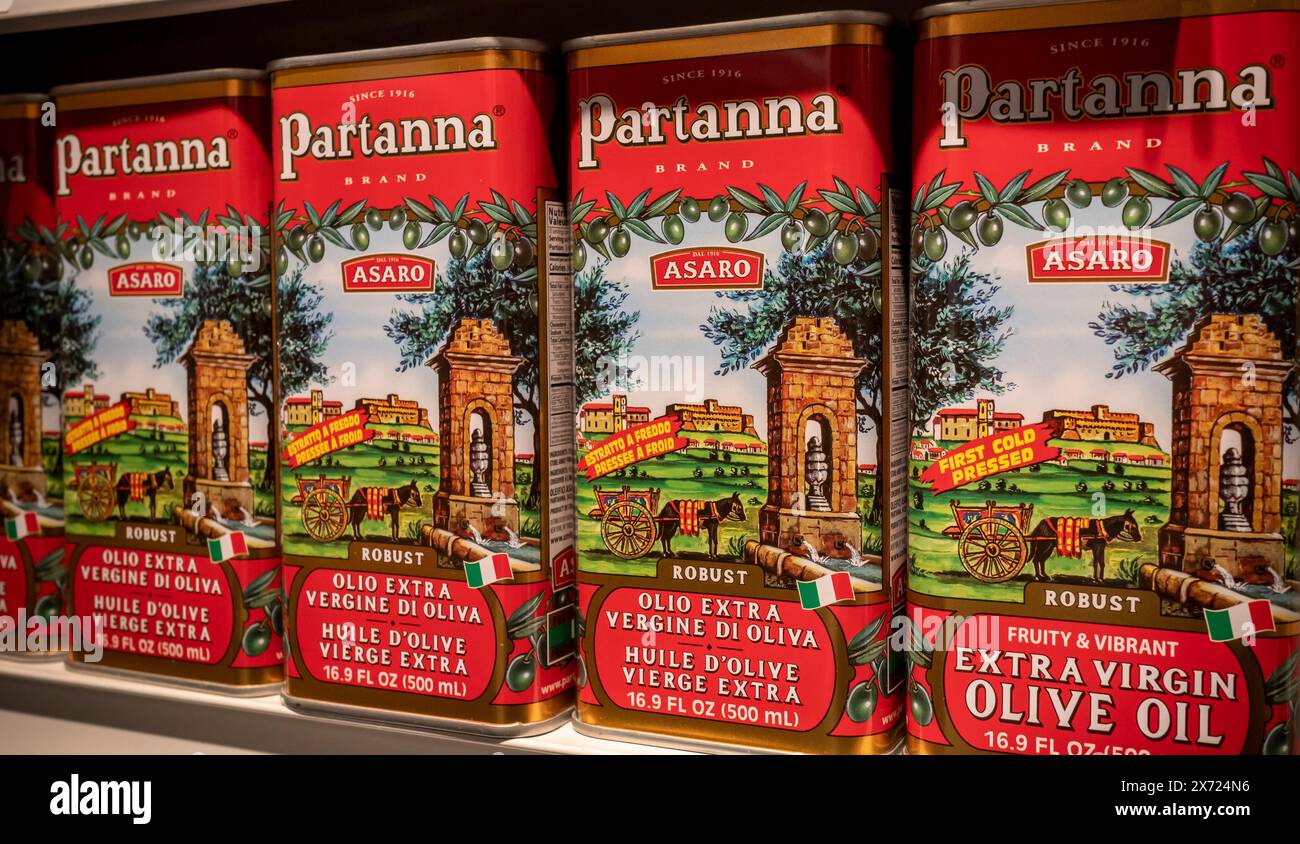 Dosen mit extra nativem italienischem Olivenöl der Marke Partanna sind am Donnerstag, den 9. Mai 2024, in einem Supermarktregal in New York zu sehen. (© Richard B. Levine) Stockfoto