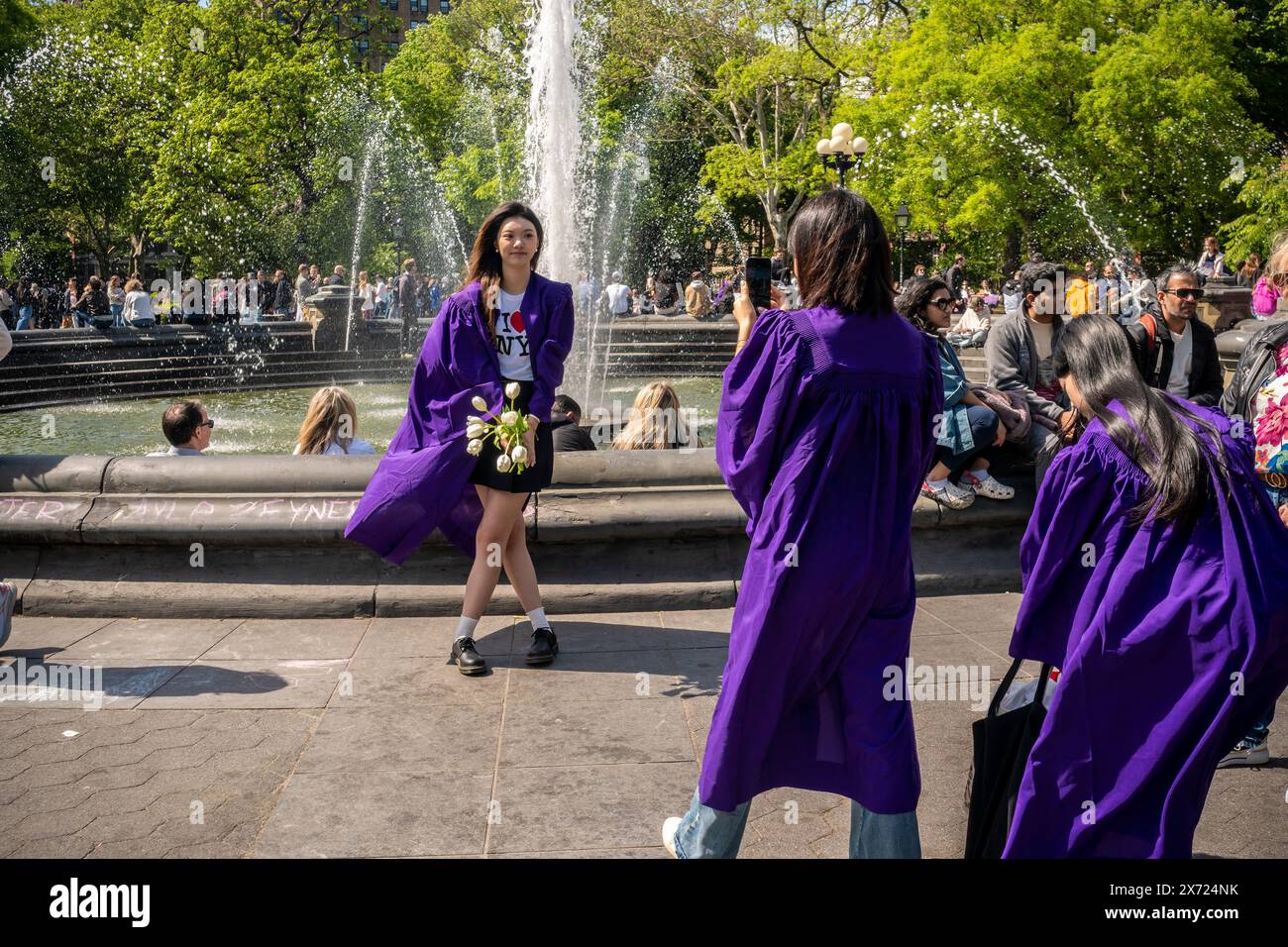 Am Samstag, den 11. Mai 2024, posieren Senioren der New York University für Fotos im Washington Square Park in Greenwich Village in New York (© Richard B. Levine) Stockfoto