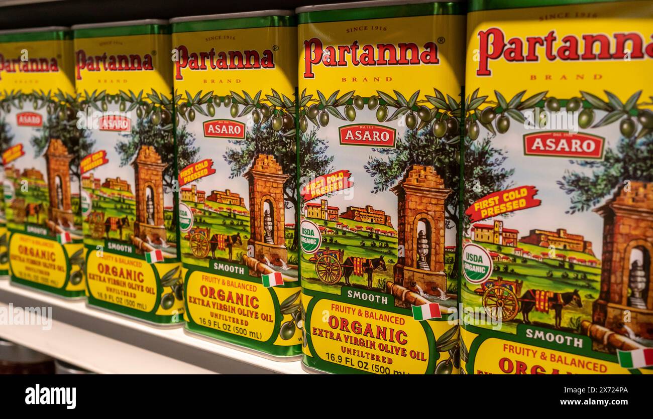 Dosen von extra nativem italienischem Bio-Olivenöl der Marke Partanna sind am Donnerstag, den 9. Mai 2024, in einem Supermarktregal in New York zu sehen. (© Richard B. Levine) Stockfoto