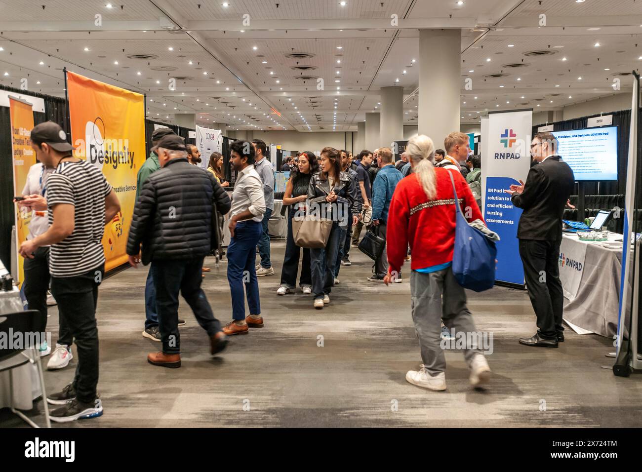 Teilnehmer am TechDay New York am Freitag, den 11. Mai 2024. Tausende waren dabei, Jobs bei den Start-ups zu suchen, sich mit ihren Kollegen zu vernetzen und vielleicht das nächste große Start-up zu finden. (© Richard B. Levine) Stockfoto