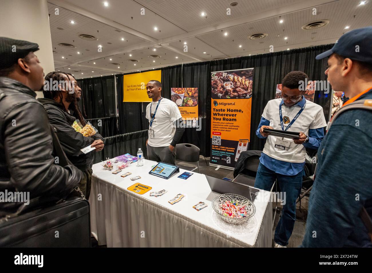 Vertreter von MigranX sprechen mit den Teilnehmern am TechDay New York am Freitag, den 11. Mai 2024. Tausende waren dabei, Jobs bei den Start-ups zu suchen, sich mit ihren Kollegen zu vernetzen und vielleicht das nächste große Start-up zu finden. (© Richard B. Levine) Stockfoto