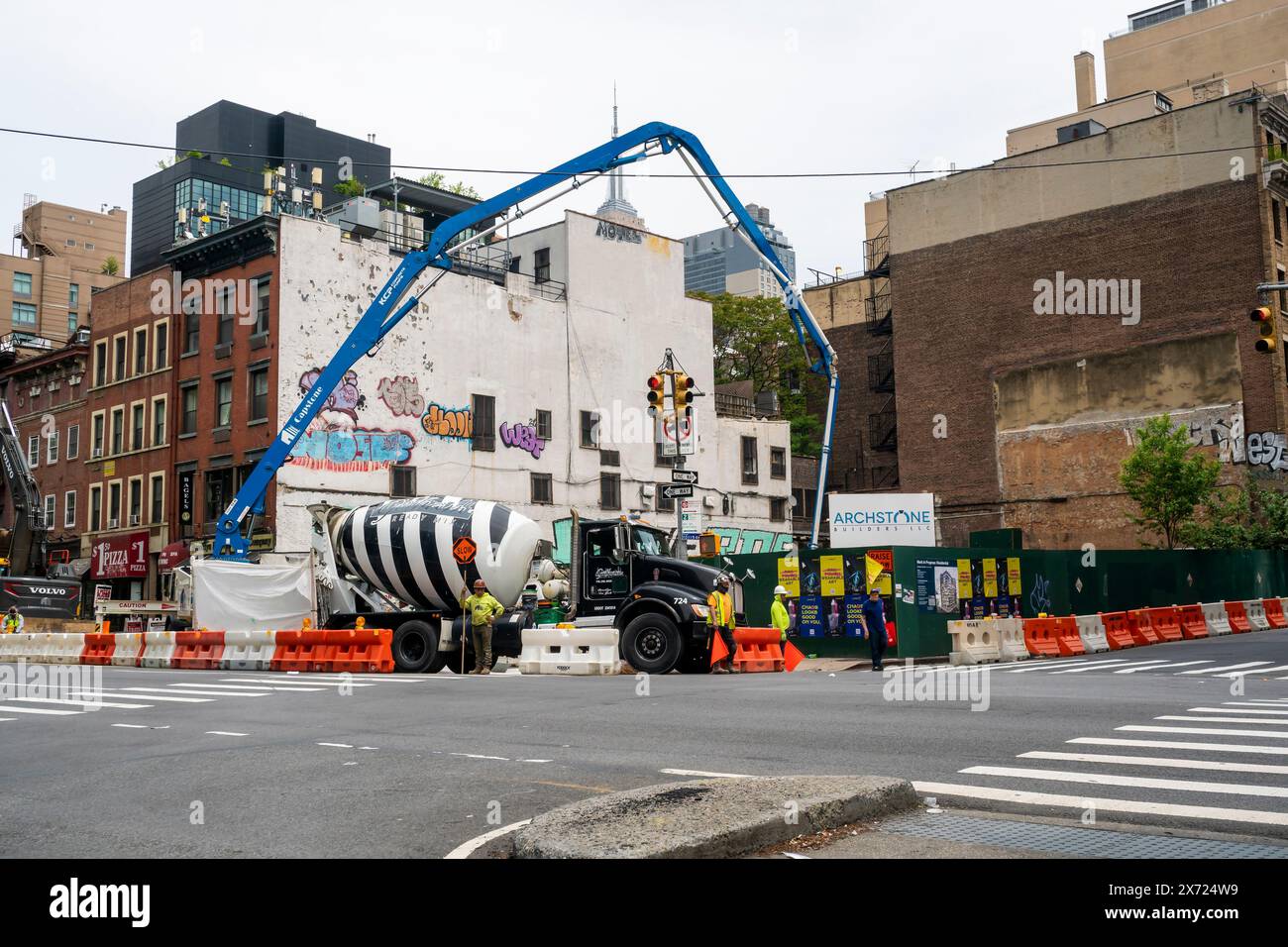 Betonpumpen auf einer Baustelle in Chelsea in New York am Dienstag, den 14. Mai 2024. (© Richard B. Levine) Stockfoto