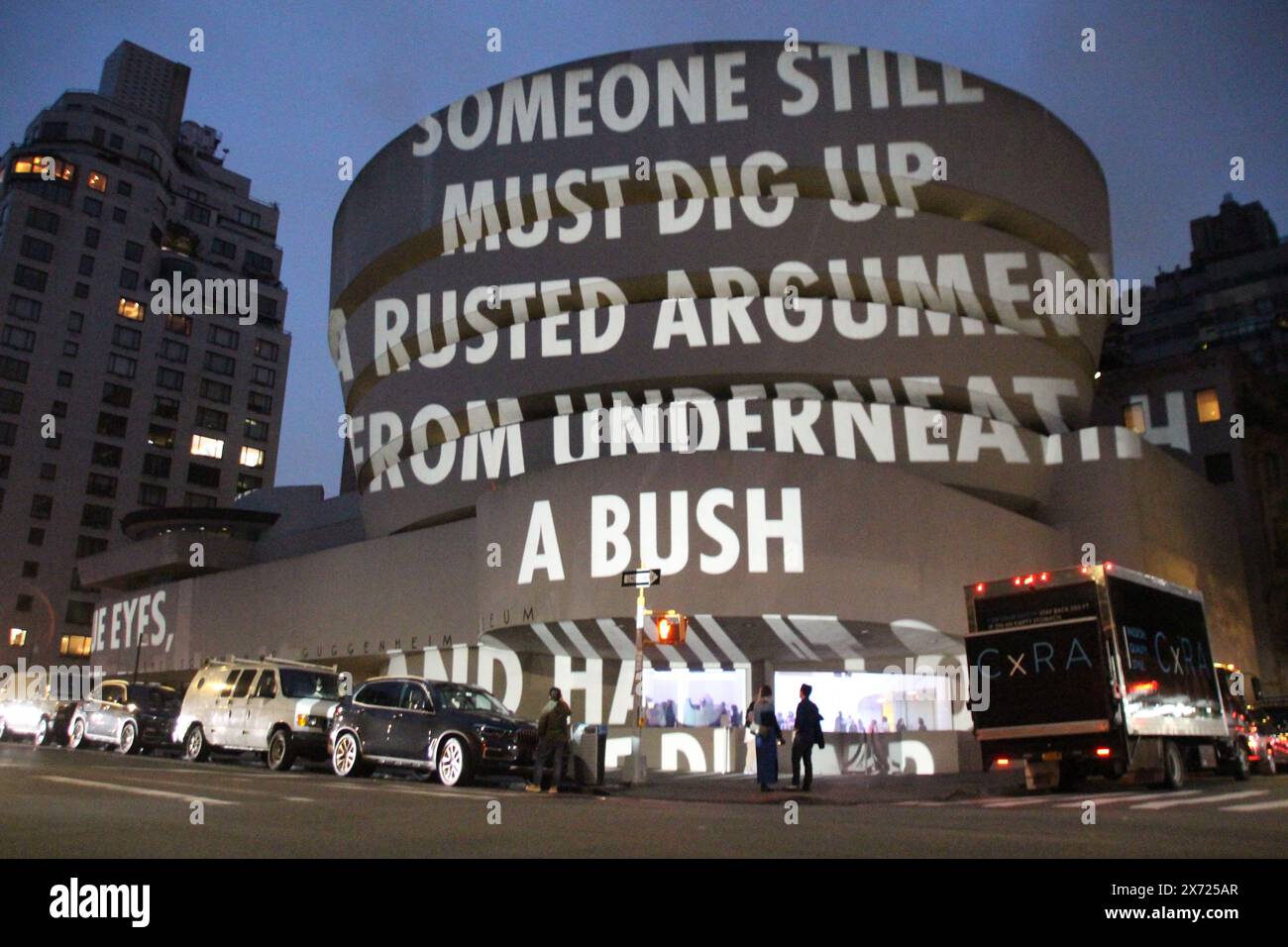 New York, USA. Mai 2024. Besucher stehen vor der Installation „for the Guggenheim“ der Künstlerin Jenny Holzer, die auf die Außenfassade des New Yorker Guggenheim Museums projiziert wird. Quelle: Christina Horsten/dpa/Alamy Live News Stockfoto