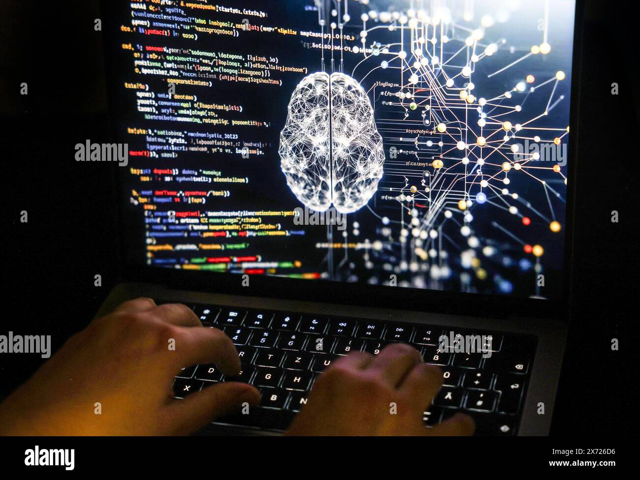 Köln, Deutschland. Mai 2024. Eine Person arbeitet an einem Computer mit einem illustrativen Bild, das von künstlicher Intelligenz auf dem Bildschirm erzeugt wird und Code aus verschiedenen Programmiersprachen und ein neuronales Netzwerk-Diagramm zeigt. Auf dem Treffen der Telekommunikationsminister am 21. Mai wird erwartet, dass die EU-Länder endlich das KI-Gesetz in der EU annehmen. Das Europäische Parlament hatte bereits im Vorfeld grünes Licht für das Projekt gegeben. Quelle: Oliver Berg/dpa/Alamy Live News Stockfoto