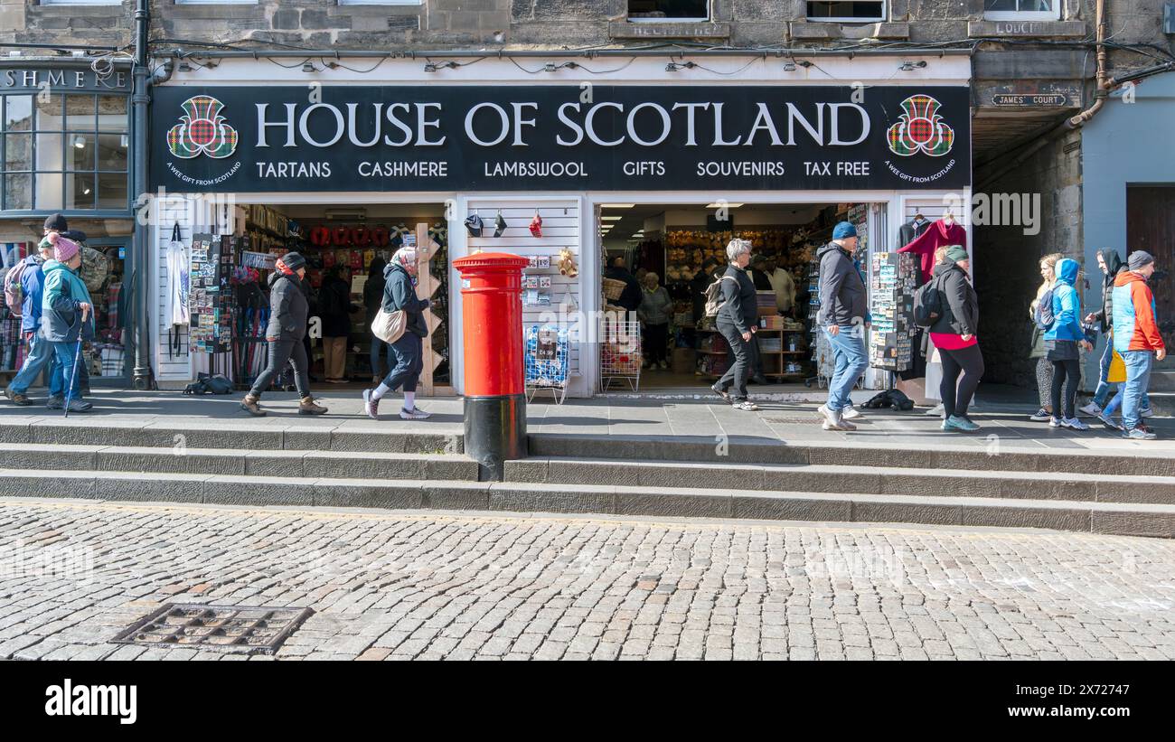 Tartan-Touristengeschäft auf der Royal Mile, Edinburgh Stockfoto