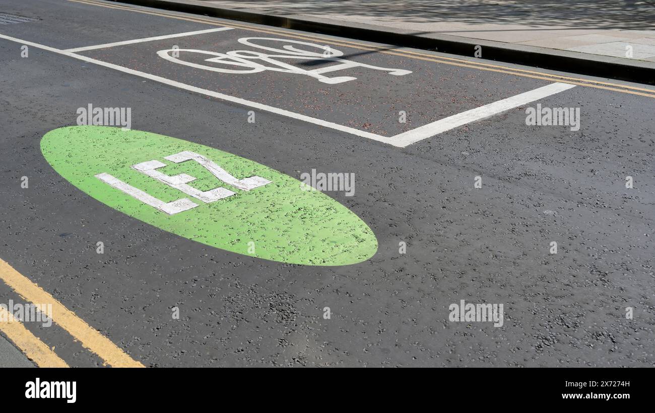 LEZ - Straßenmarkierung in der Zone Low Emision in Edinburgh, Schottland, Großbritannien. Stockfoto