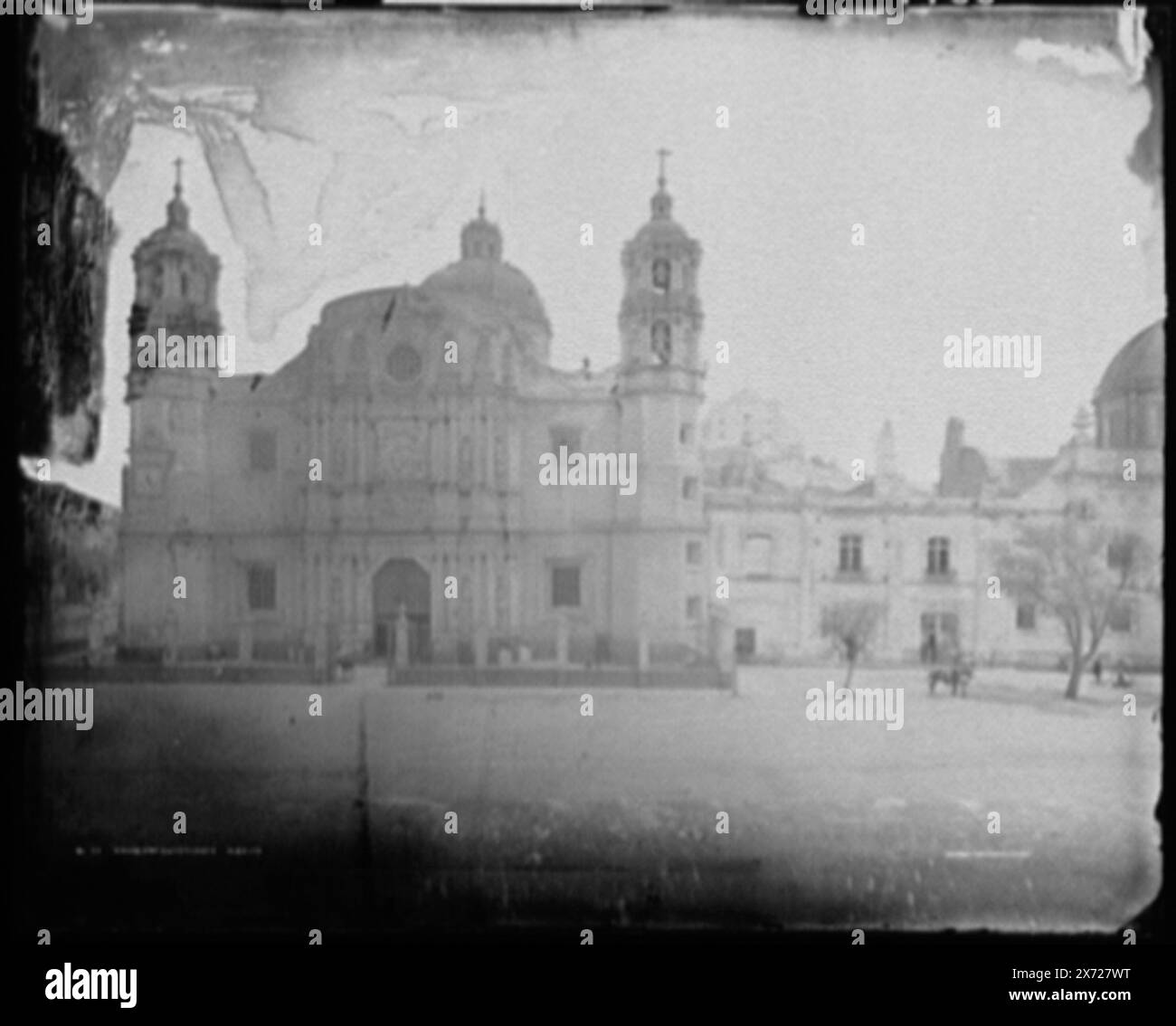 Kirche von Guadaloupe, d. h. Guadalupe, Mexiko, Sky Mask., 'Detroit Photographic Co.' und '01133' auf negativ., auf Jacke: 'Laternen Slides / 17. Juli 90 10'30 am Clear / med stop / 3 min - Cub(?) Off ?& SHIFT R / 25. Juli 90 11 Uhr / Same 2 1/2 min OK.', Auftrag der Mexican Central Railway, 1891., Detroit Publishing Co.-Nr. 01133., Geschenk; State Historical Society of Colorado; 1949, Cathedrals. , Mexiko, Gustavo A. Madero. Stockfoto