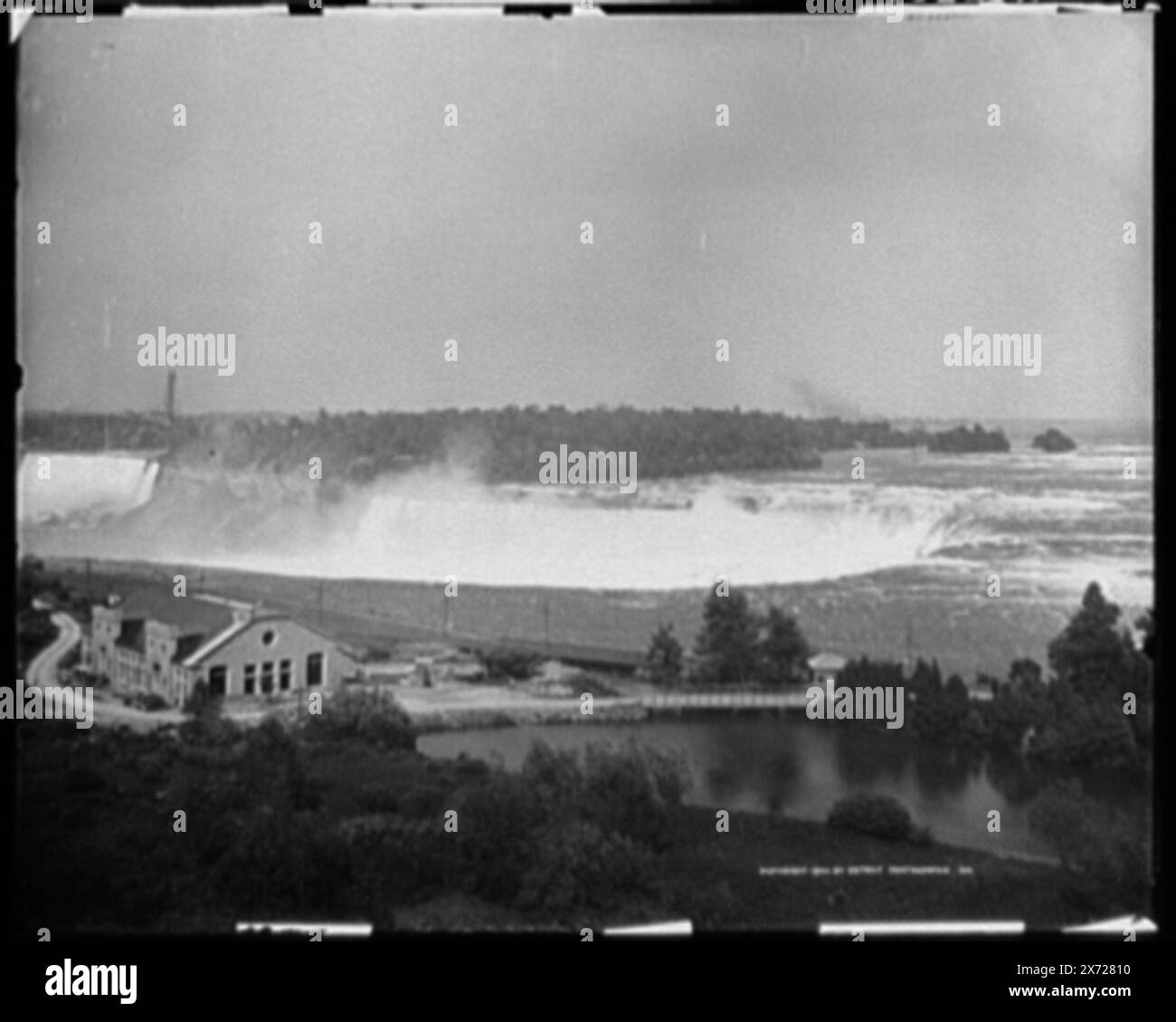 Falls View, Niagara, negative bilden zwei Teile eines dreiteiligen Panoramas, Mittelteil nicht in Sammlung., Titel rechts negativ: Niagara Falls View, New York., Glas lackiert auf rechts negativ., 'Copyright 1900 by Detroit Photographic Co.' auf rechts negativ., '010226' auf links negativ; '10226 (3)' rechts negativ. Detroit Publishing Co. Panorama Nr. 010226., Geschenk; State Historical Society of Colorado; 1949, Railroads. , Panoramablicke. , Wasserfälle. , Usa, New York (Bundesstaat), Niagarafälle. Kanada, Ontario, Niagarafälle. Stockfoto